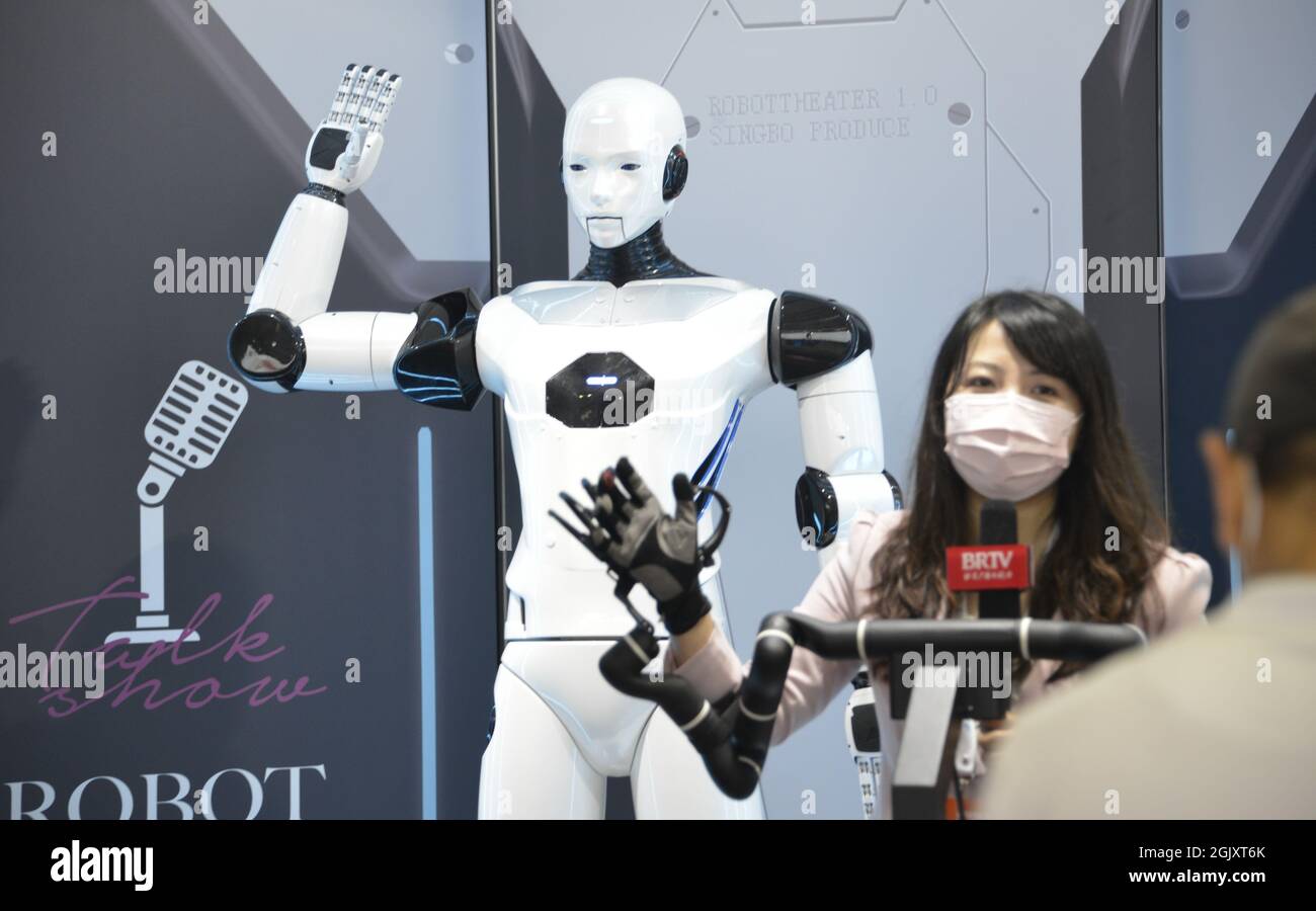ekko jul Hylde Beijing, China. 12th Sep, 2021. A reporter interacts with an intelligent  robot actor at the World Robot Conference held in Beijing, capital of  China, Sept. 12, 2021. The 2021 World Robot Conference
