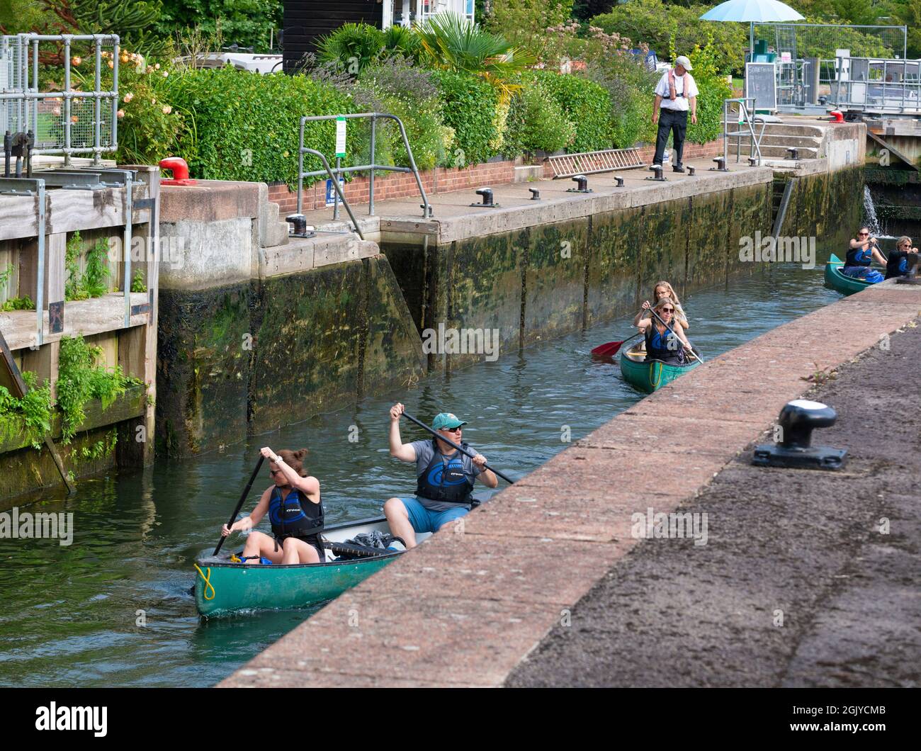 Canoists leaving Marsh Lock on the River Thames at Henley-on-Thames, Oxfordshire, England, UK Stock Photo