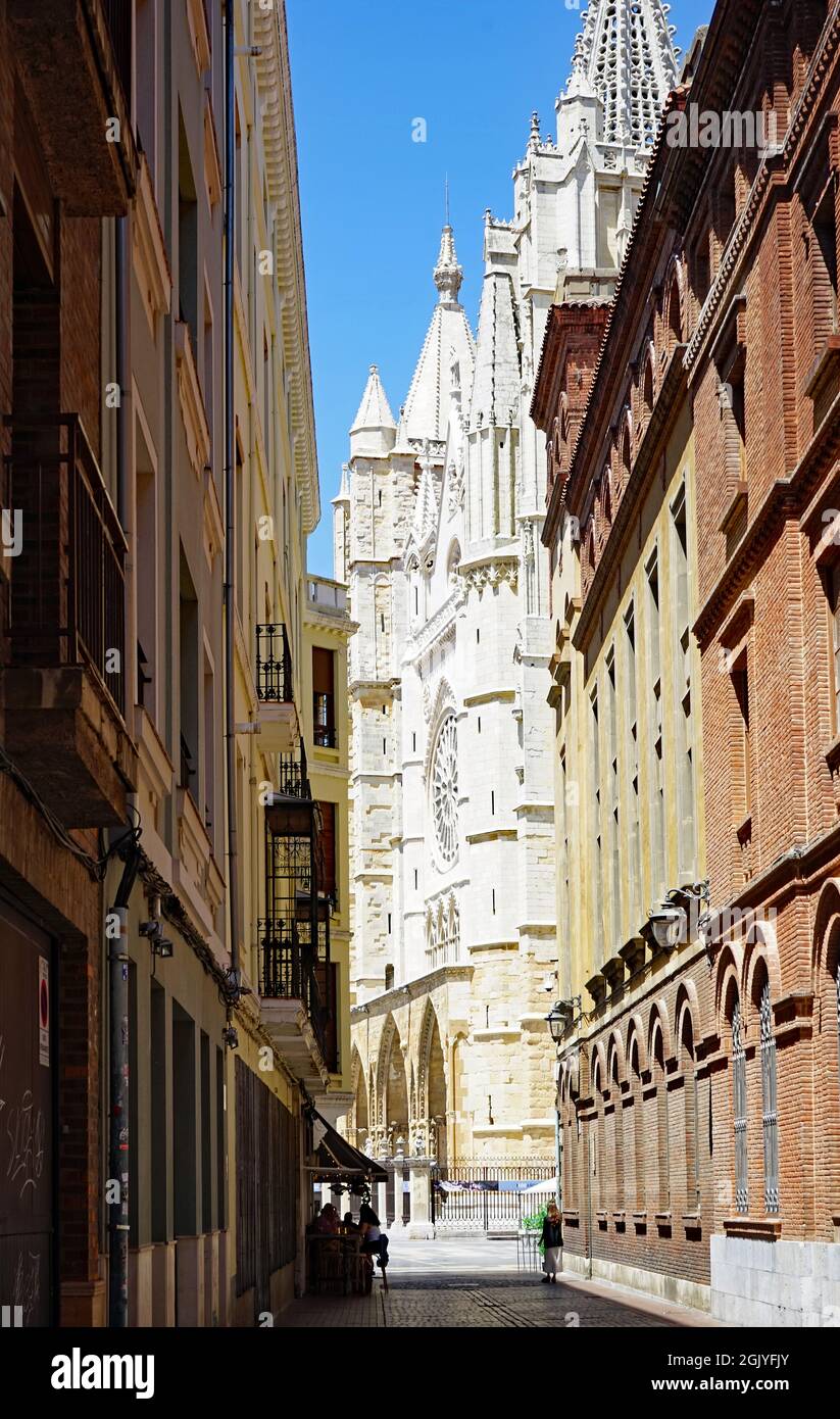 Way of St. James: Alley leading to the cathedral of Leon, 2021 Stock Photo