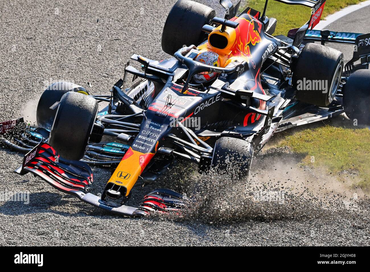 Monza, Italy. 12th Sep, 2021. HAMILTON Lewis (gbr), Mercedes AMG F1 GP W12  E Performance, VERSTAPPEN Max (ned), Red Bull Racing Honda RB16B, action  crash, accident, during the Formula 1 Heineken Gran