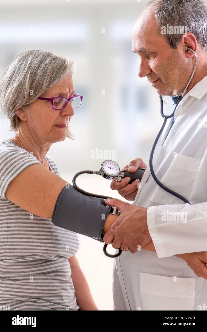 Doctor taking blood hi-res stock photography and images - Alamy