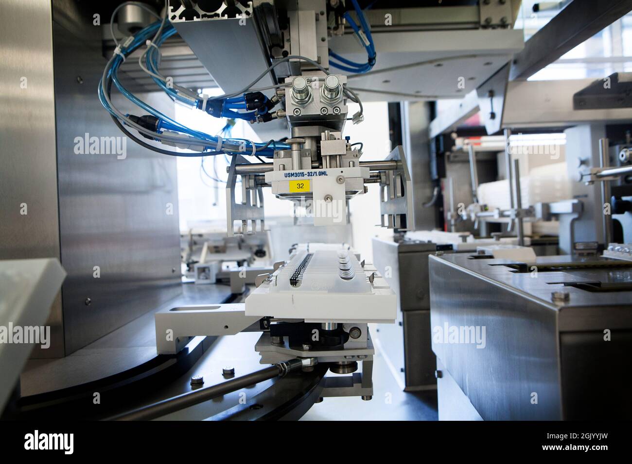 Pharmaceutical industry, automatic filling of injectable syringes (pre ...