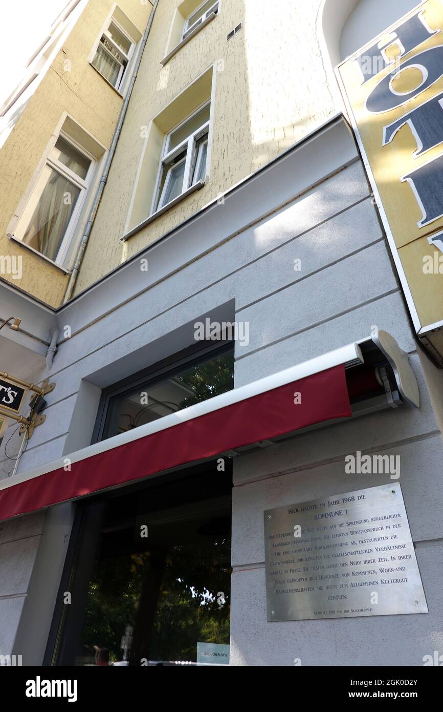 Berlin, Germany. 08th Sep, 2021. A plaque on the building at the corner of Stuttgarter Platz and Kaiser-Friedrichstraße in the Charlottenburg district commemorates the former rooms of 'Kommune 1' (K1) in 1968. 'Kommune 1' was a politically motivated residential community intended as a counter-model to the bourgeois nuclear family. Credit: Kathrin Deckart/dpa/Alamy Live News Stock Photo