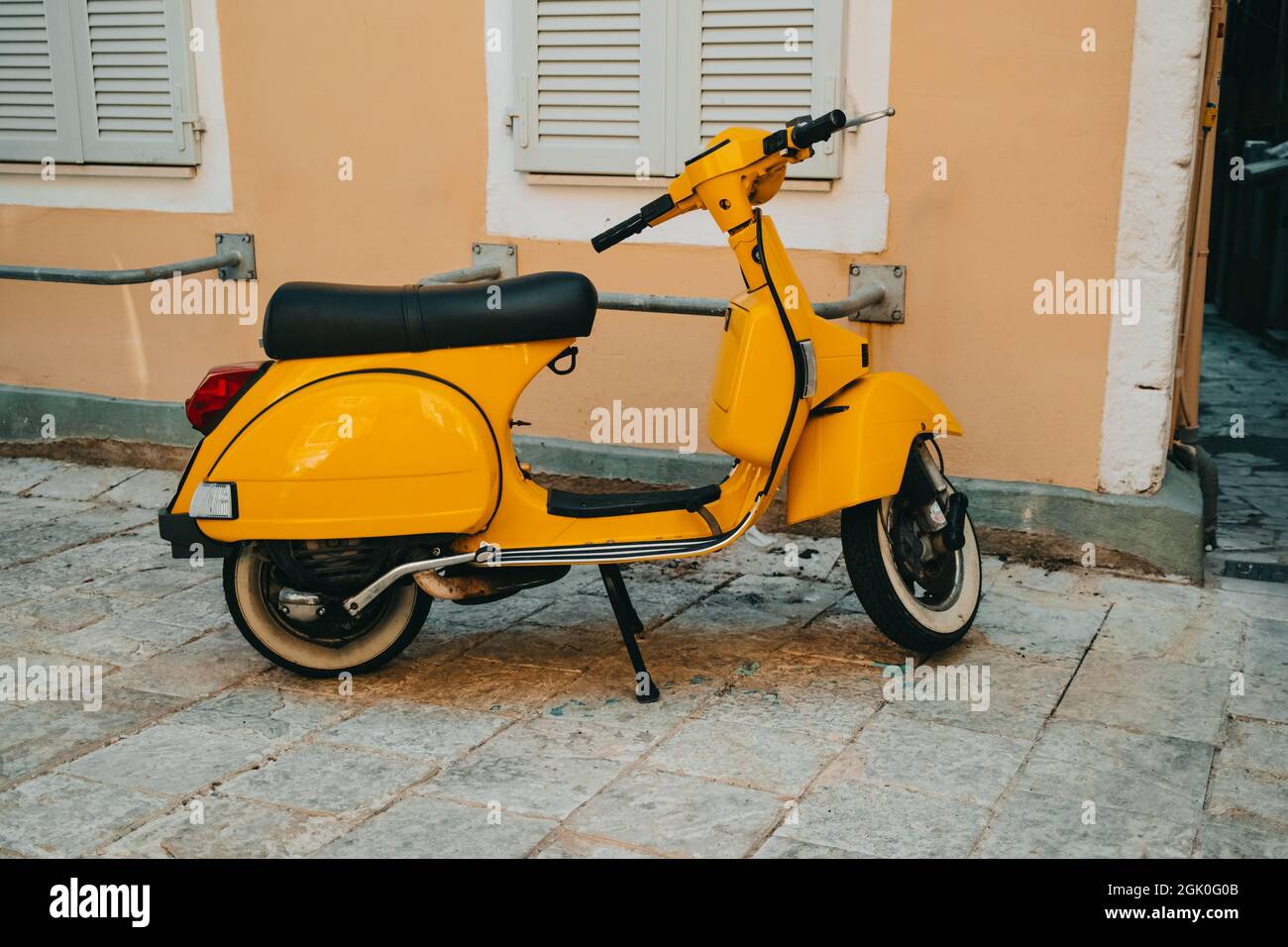 dek Renderen slecht Yellow retro scooter on step near old building. Beautiful vintage design of  motor bike Stock Photo - Alamy