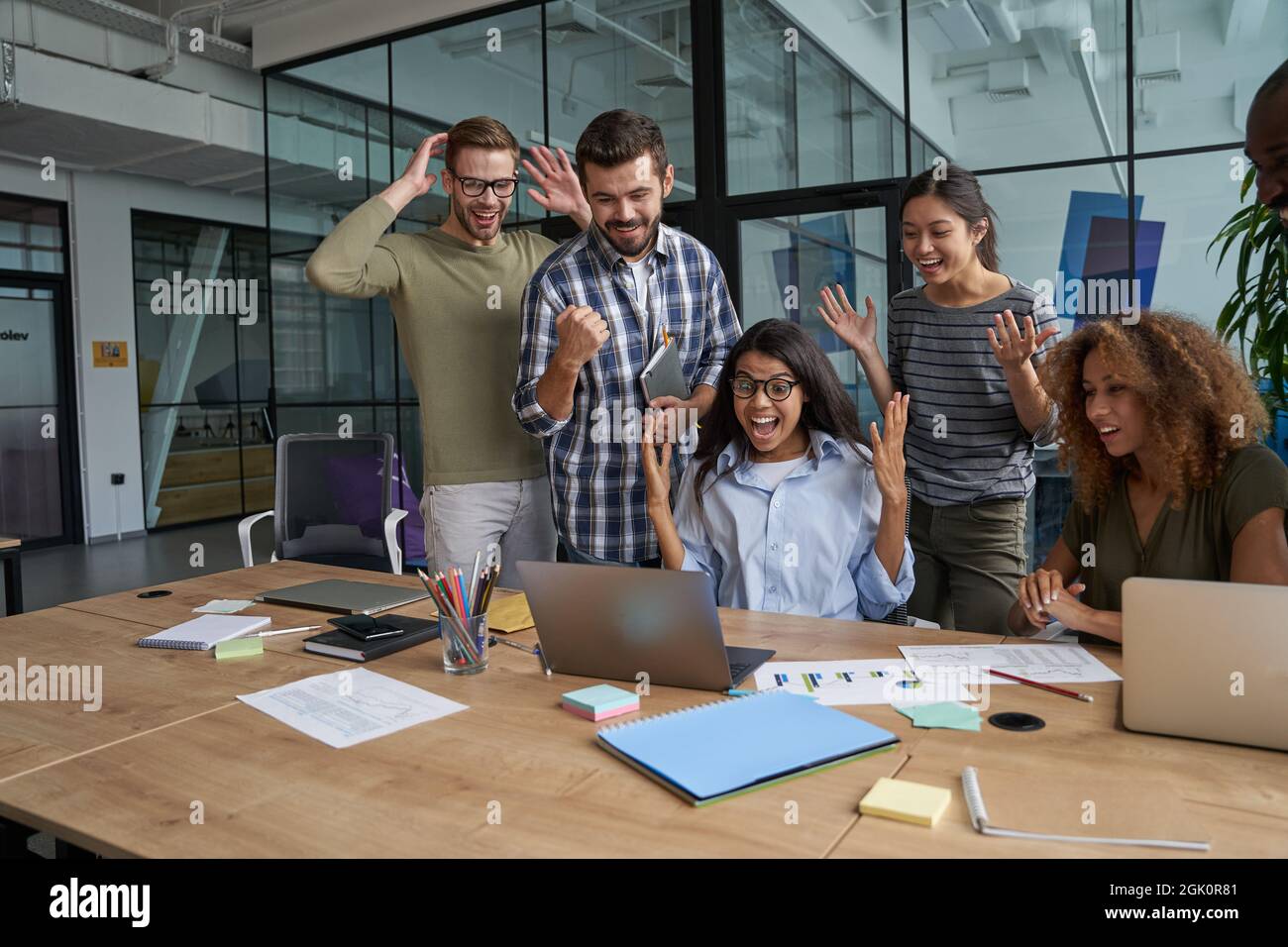 Success Workers Workers rejoicing at success of deal in office Stock Photo - Alamy