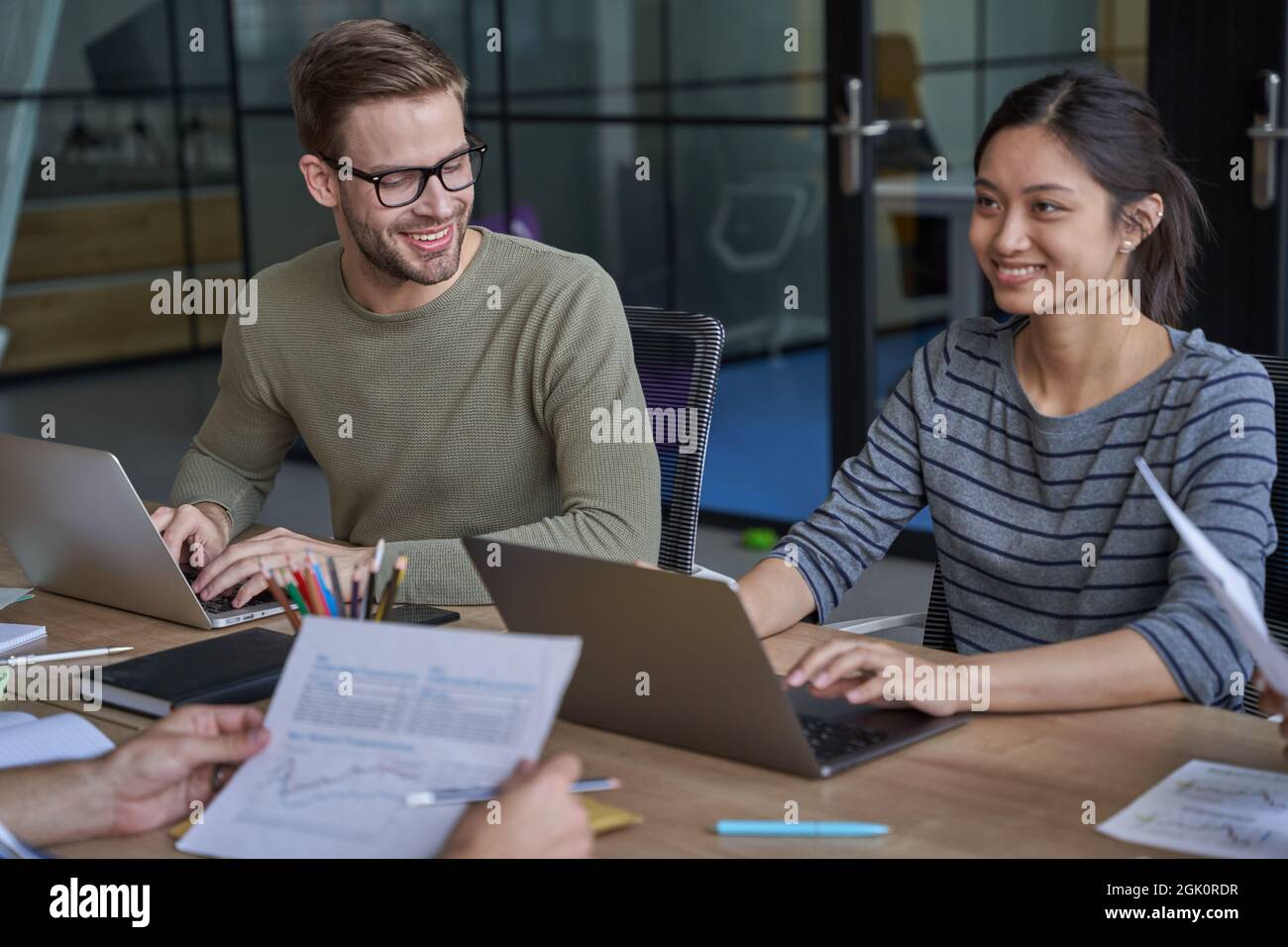 Employees conversation hi-res stock photography and images - Alamy