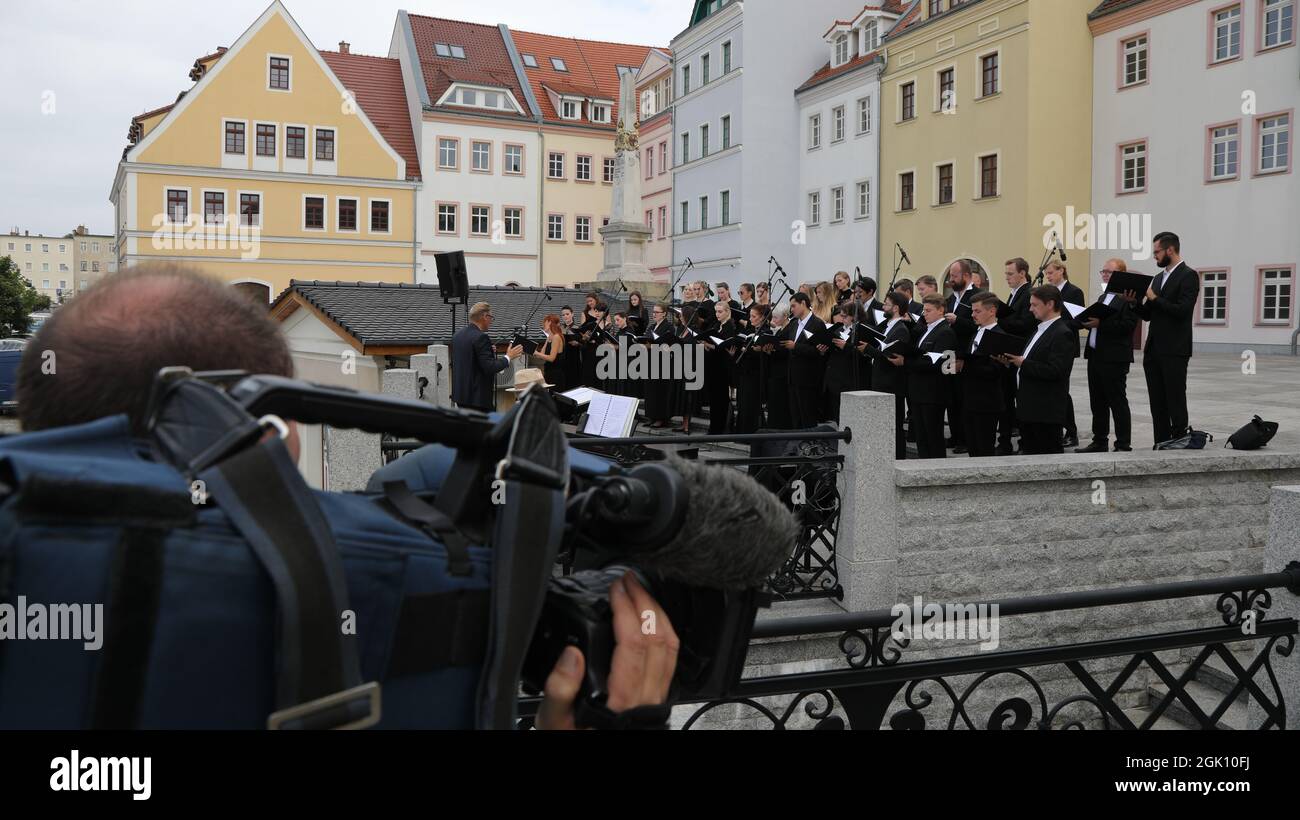 Im Rahmen des Lausitz Festivals vollführt die Europa Chor Akademie unter Leitung von Jan Hoffmann innerhalb der Europastadt einen „Brückenschlag“:Es e Stock Photo