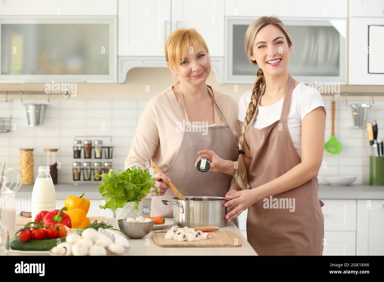 Мама с дочкой готовят. Моя мама лучший повар. Заставка готовим с мамой. Mother to cook a very tasty. Маме кухня мачеха.