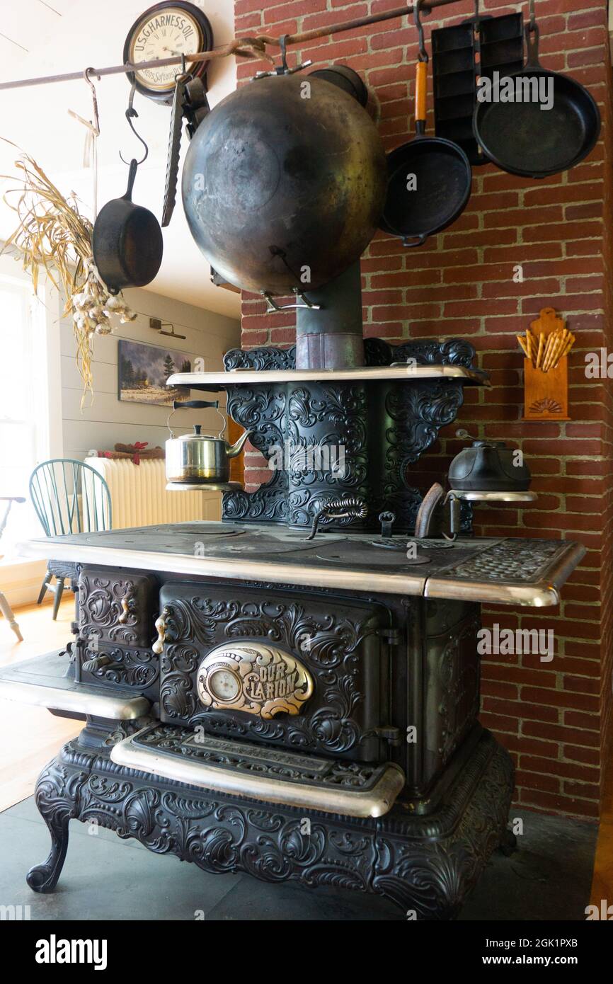 https://c8.alamy.com/comp/2GK1PXB/antique-cast-iron-wood-burning-stove-in-a-country-kitchen-2GK1PXB.jpg