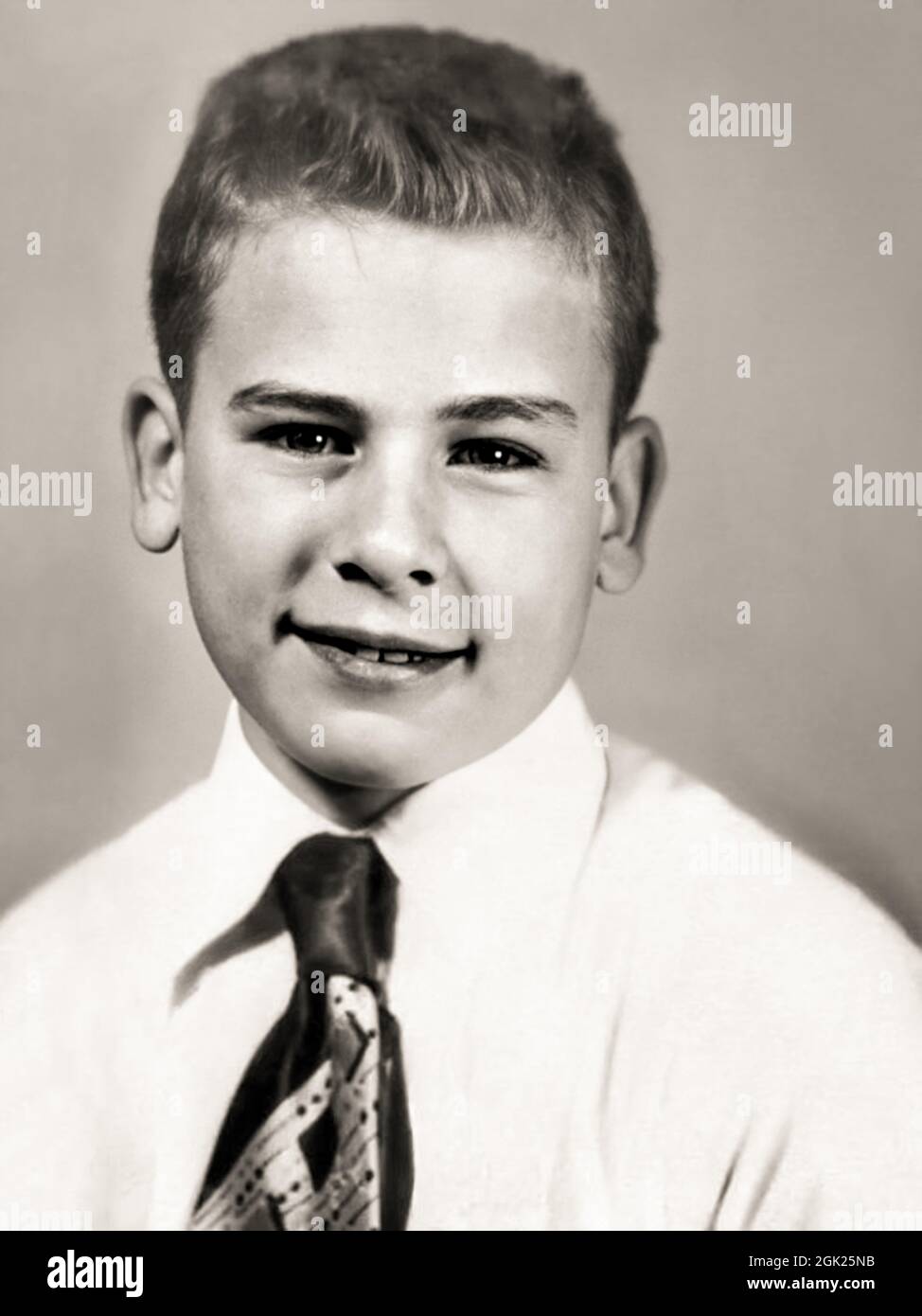 1956 c. , New York , USA : The celebrated american singer , composer , poet and actor ART GARFUNKEL ( born 5 november 1945 ) when was a young boy aged 11 . Unknown photographer. - HISTORY - FOTO STORICHE - personalità da bambino bambini da giovane - personality personalities when was young - INFANZIA - CHILDHOOD - BAMBINO  - BAMBINI - CHILDREN - CHILD - POP MUSIC - MUSICA - cantante - COMPOSITORE - ATTORE - POETA - POETRY - POESIA - tie - cravatta - smile - sorriso --- ARCHIVIO GBB Stock Photo