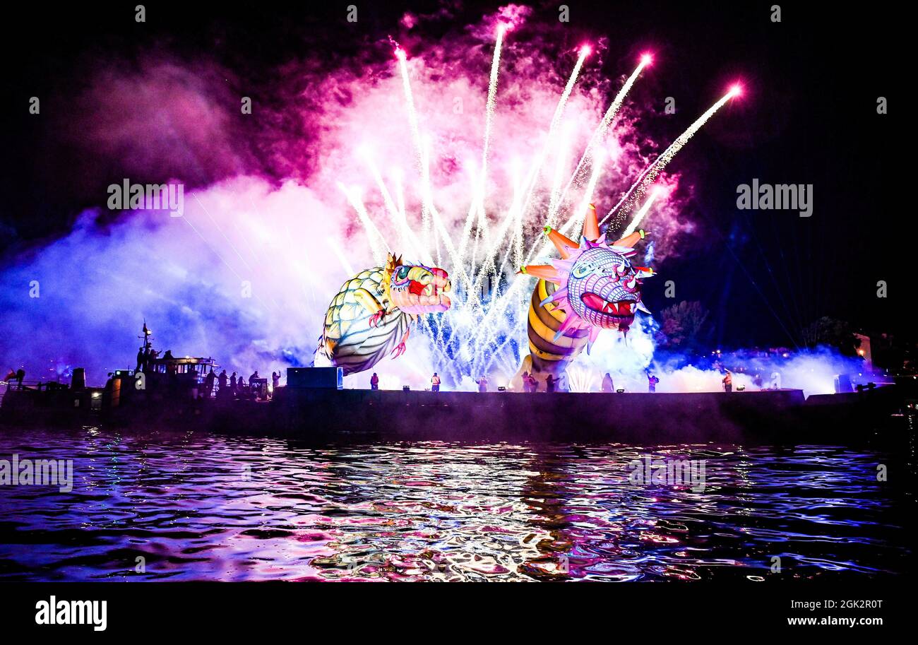 Dragons' show on the Vistula in Krakow. The Great Parade of Dragons in ...