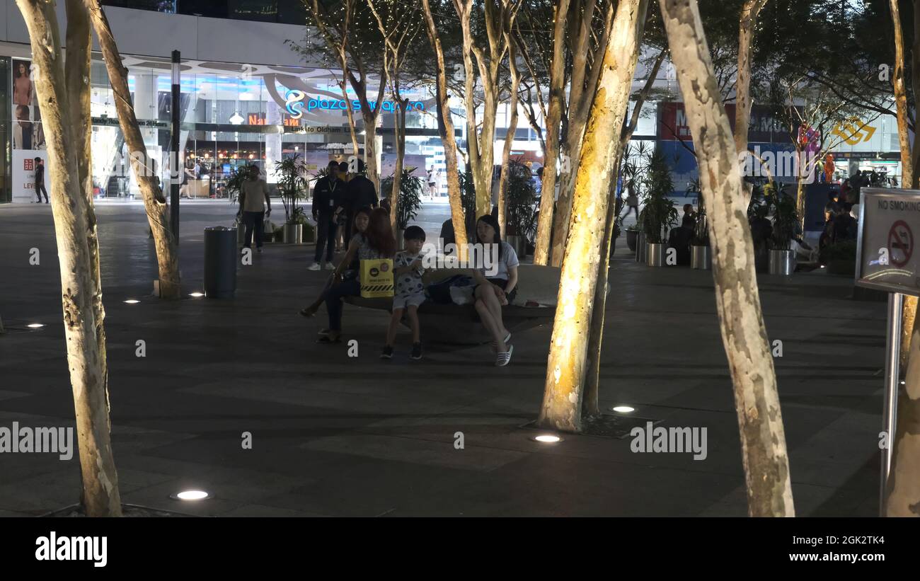 Mall plaza hi-res stock photography and images - Alamy