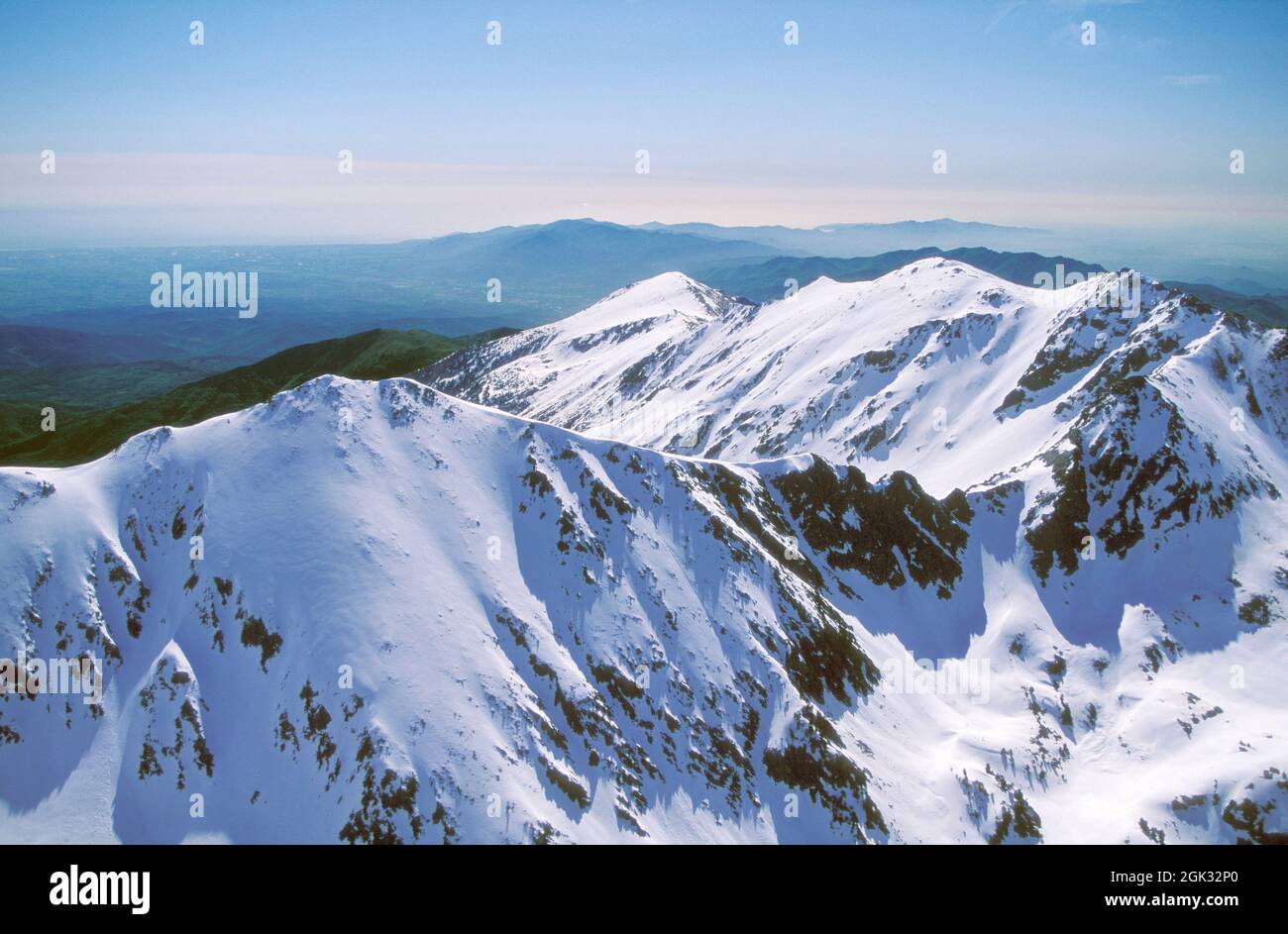 France. Pyrenees Orientales (66) Cerdanya. Aerial view of Mont Canigou mounttain, from west to east. In the background, the Alberes mountains Stock Photo