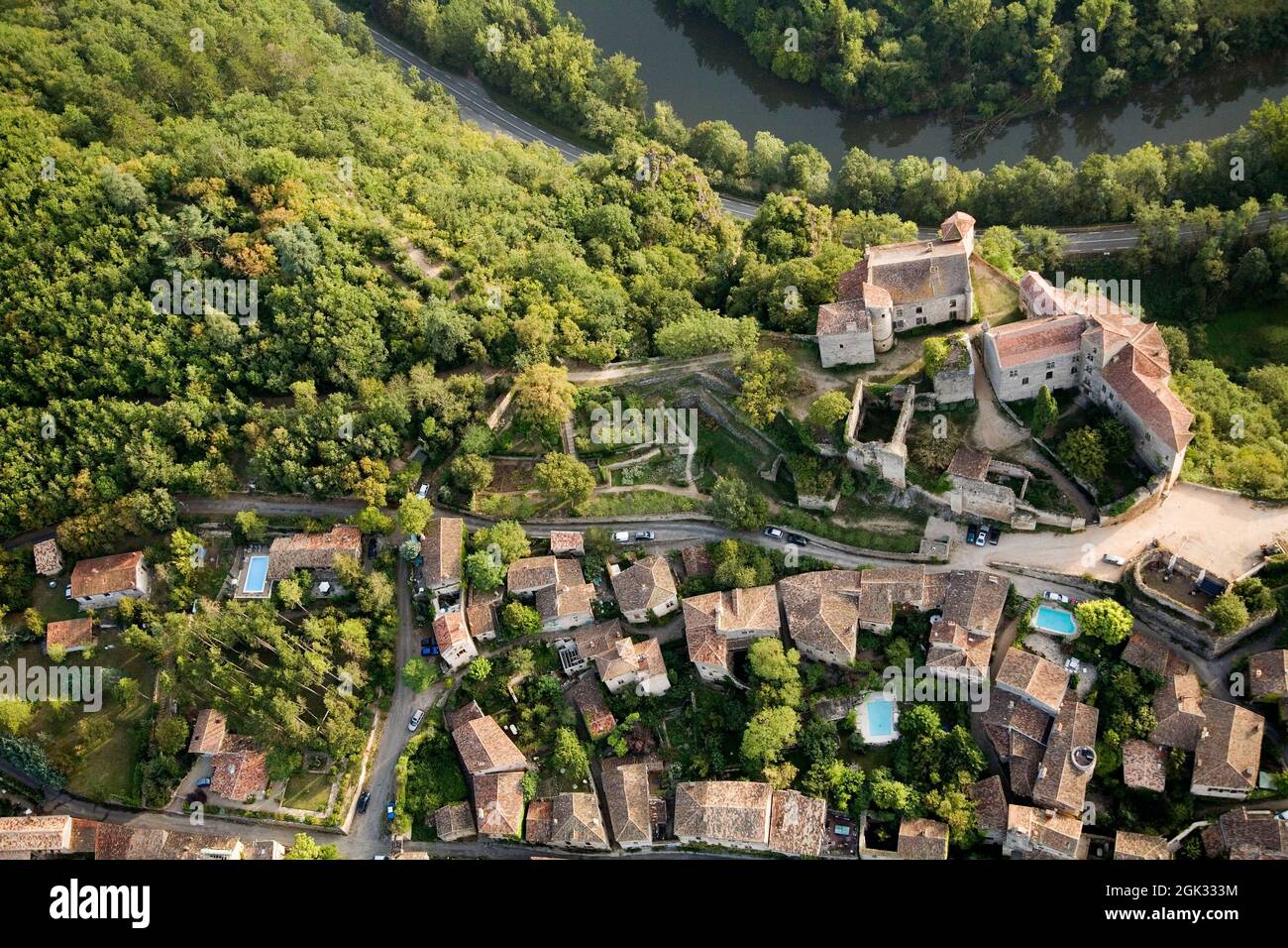 FRANCE. TARN-ET-GARONNE (82) AERIAL VIEW OF THE BRUNIQUEL VILLAGE, CLOSE TO THE AVEYRON RIVER Stock Photo