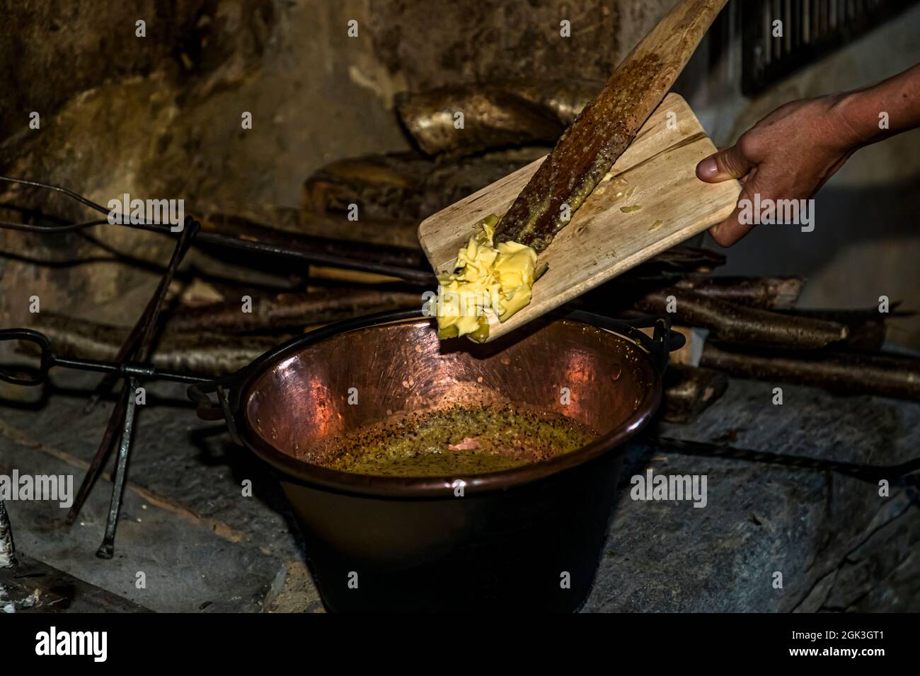 In Cerentino, visitors can stay in the lavishly renovated historic patrician house Cà Vegia, with centuries-old original furnishings but without electricity. Polenta is prepared over the open fire, Circolo della Rovana, Switzerland Stock Photo