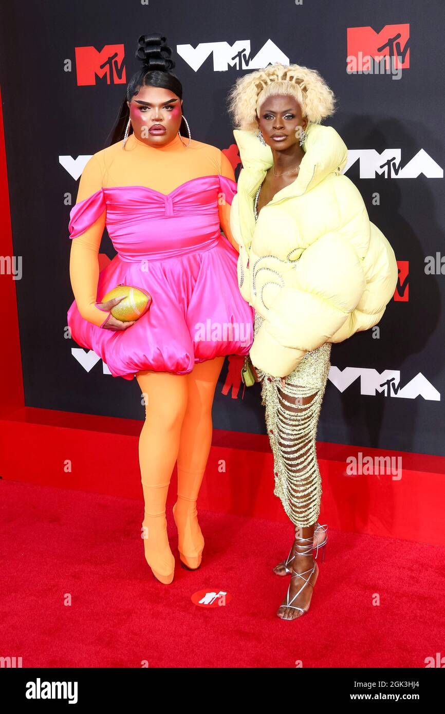 New York, Sep, 2021. Kandy Muse (l) and Symone attend the 2021 MTV Video Music Awards, VMAs, at Barclays in Brooklyn, New York, USA, on 12 September 2021. Credit: