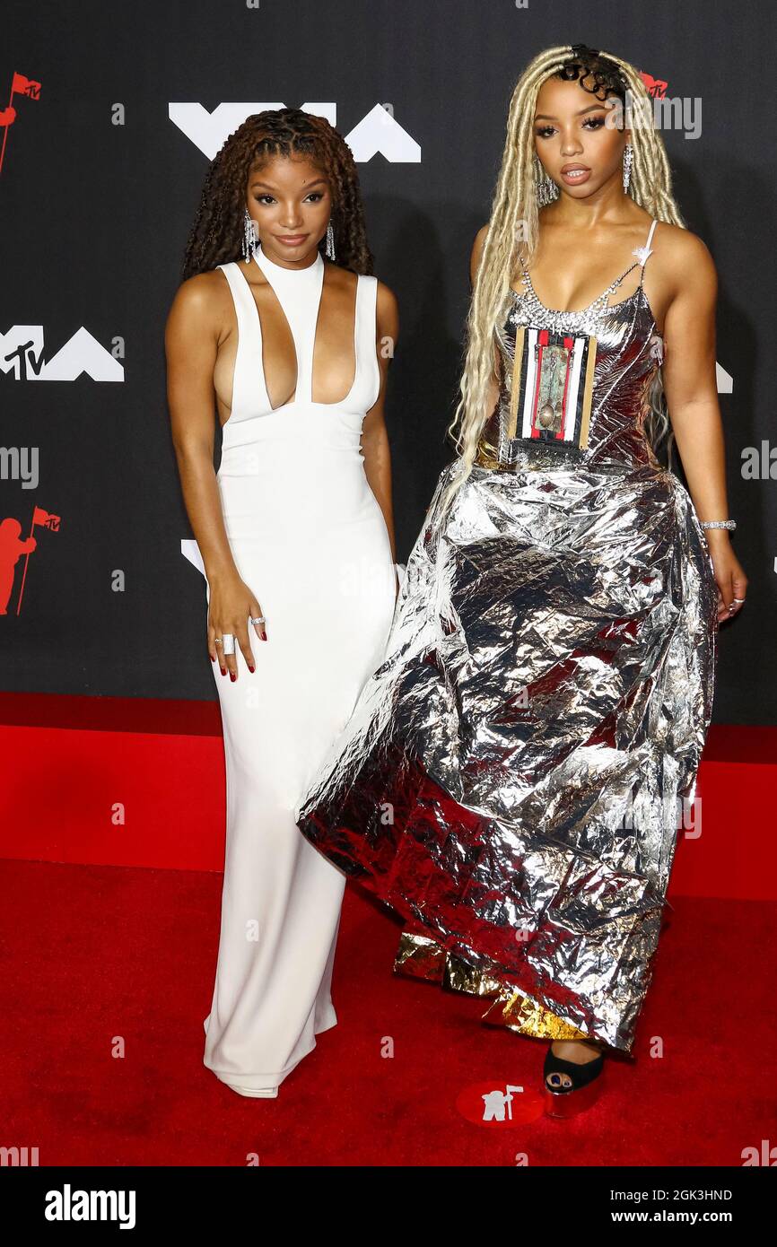 New York, USA. 12th Sep, 2021. Halle Bailey (l) and Chloe attend the 2021 MTV Video Music Awards, VMAs, at Barclays Center in Brooklyn, New York, USA, on 12 September 2021. Credit: dpa/Alamy Live News Stock Photo