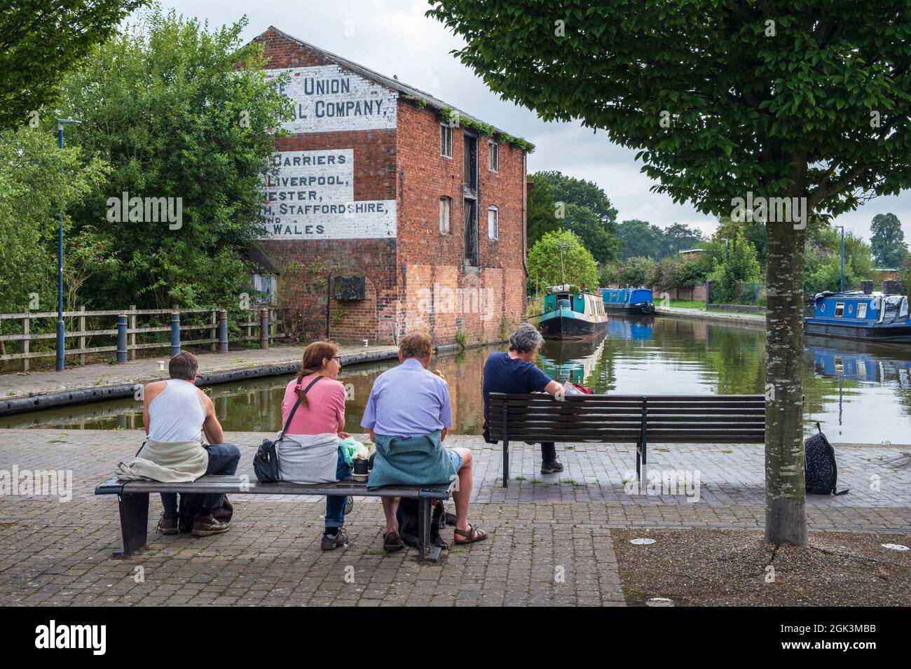 People relaxing at Ellesmere Wharf on the Shropshire Union Canal, Ellesmere, Shropshire Stock Photo