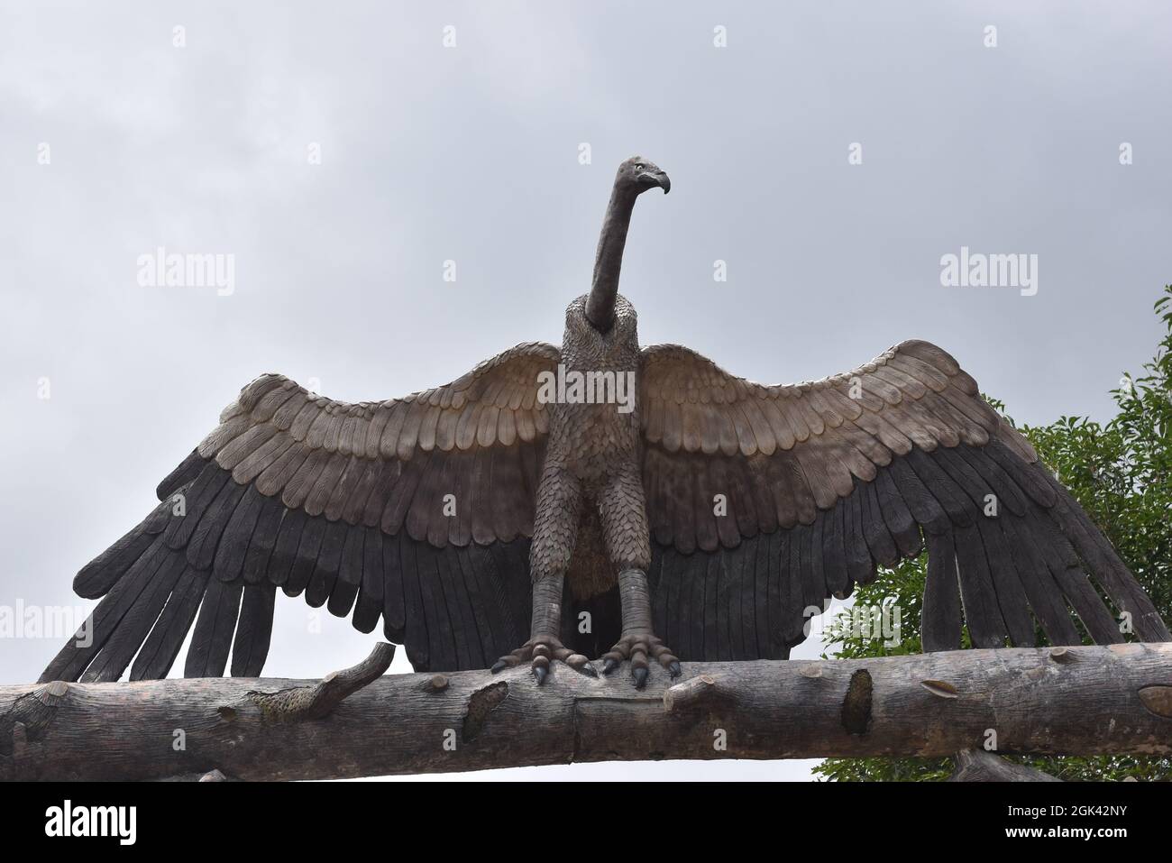 Vulture statue on an entrance arch of a park Stock Photo - Alamy
