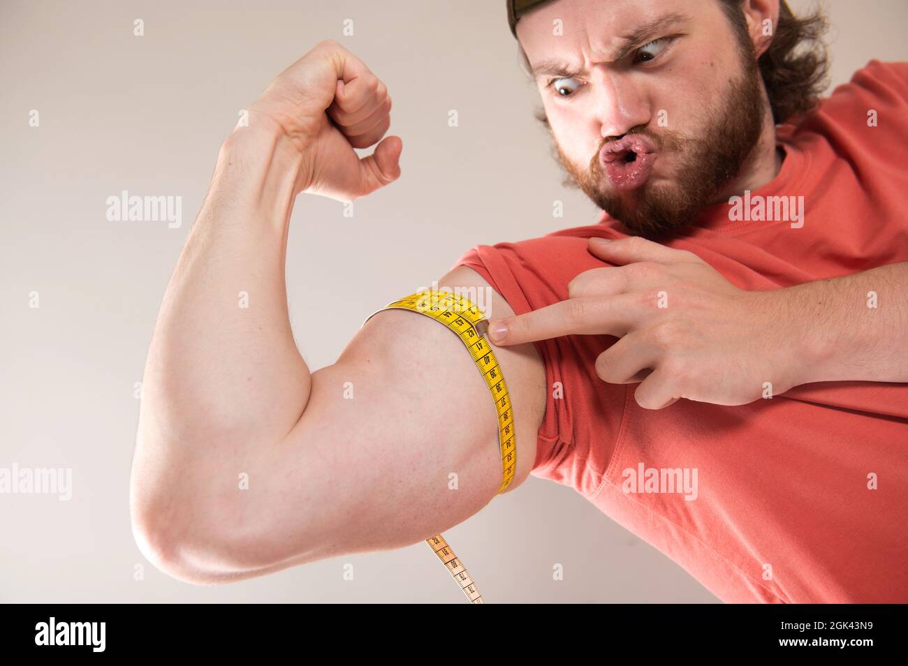 https://c8.alamy.com/comp/2GK43N9/bearded-funny-man-measuring-biceps-muscles-of-his-arm-with-a-yellow-tape-measure-2GK43N9.jpg
