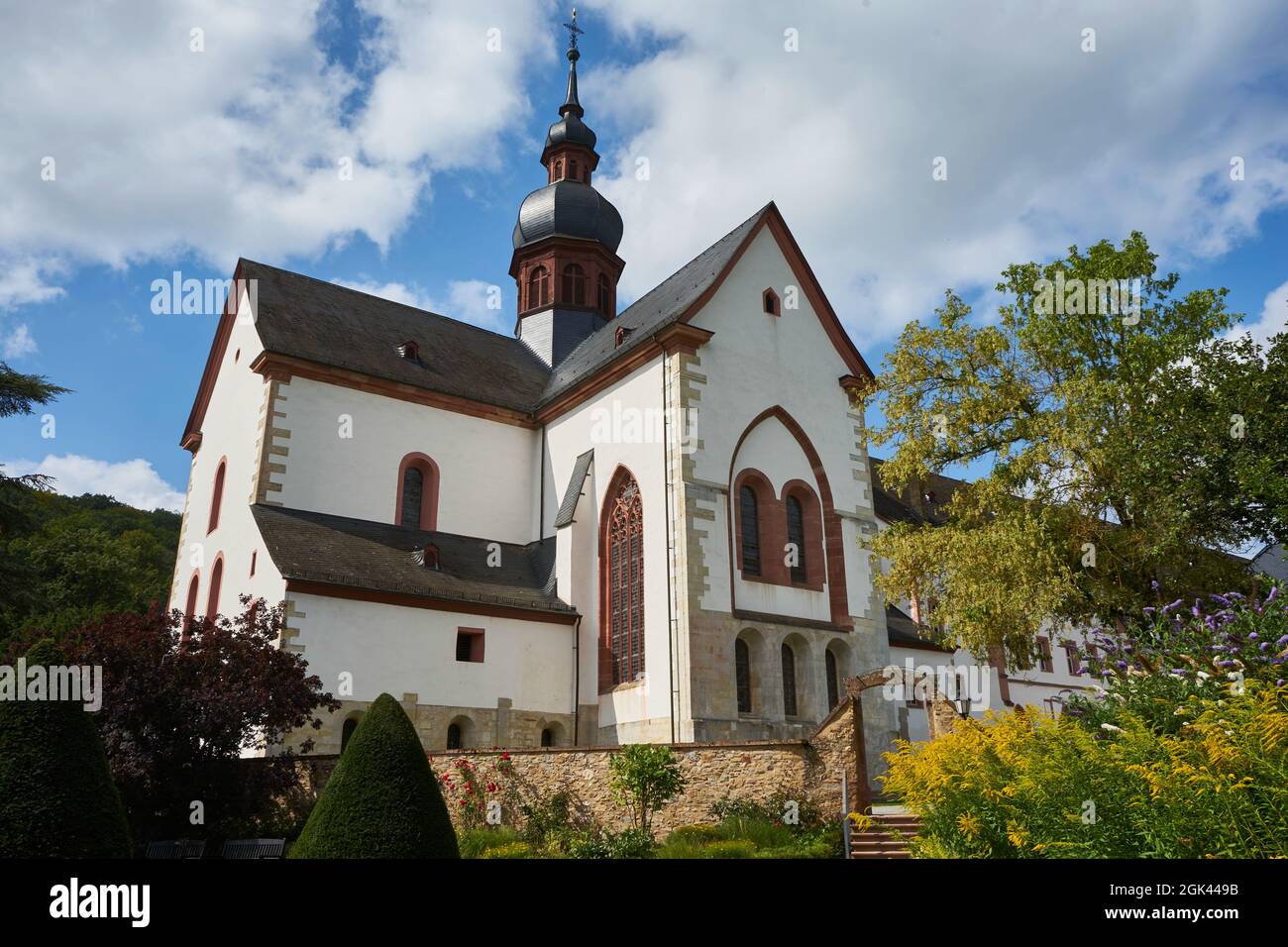 Klosterkirche von Kloster Eberbach, Basilika, vorne der Garten, nahe Eltville am Rhein, Rheingau, Hessen, Deutschland Stock Photo