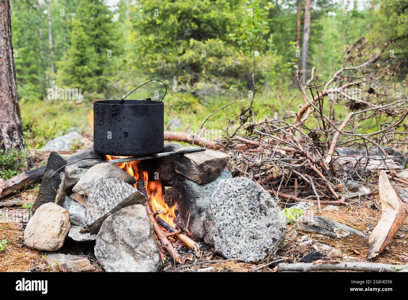 Camping kettle over burning campfire Stock Photo - Alamy