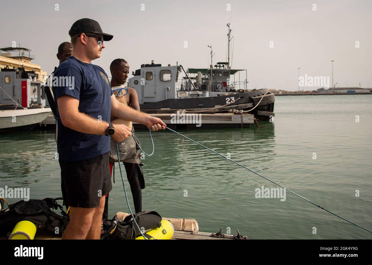 Expert U.S. Navy divers teach foreign partners how to perform diver