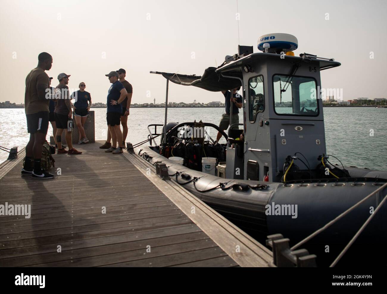 Expert U.S. Navy divers teach foreign partners how to perform diver
