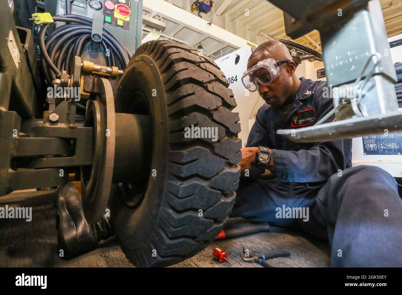 Manlift hi-res stock photography and images - Alamy
