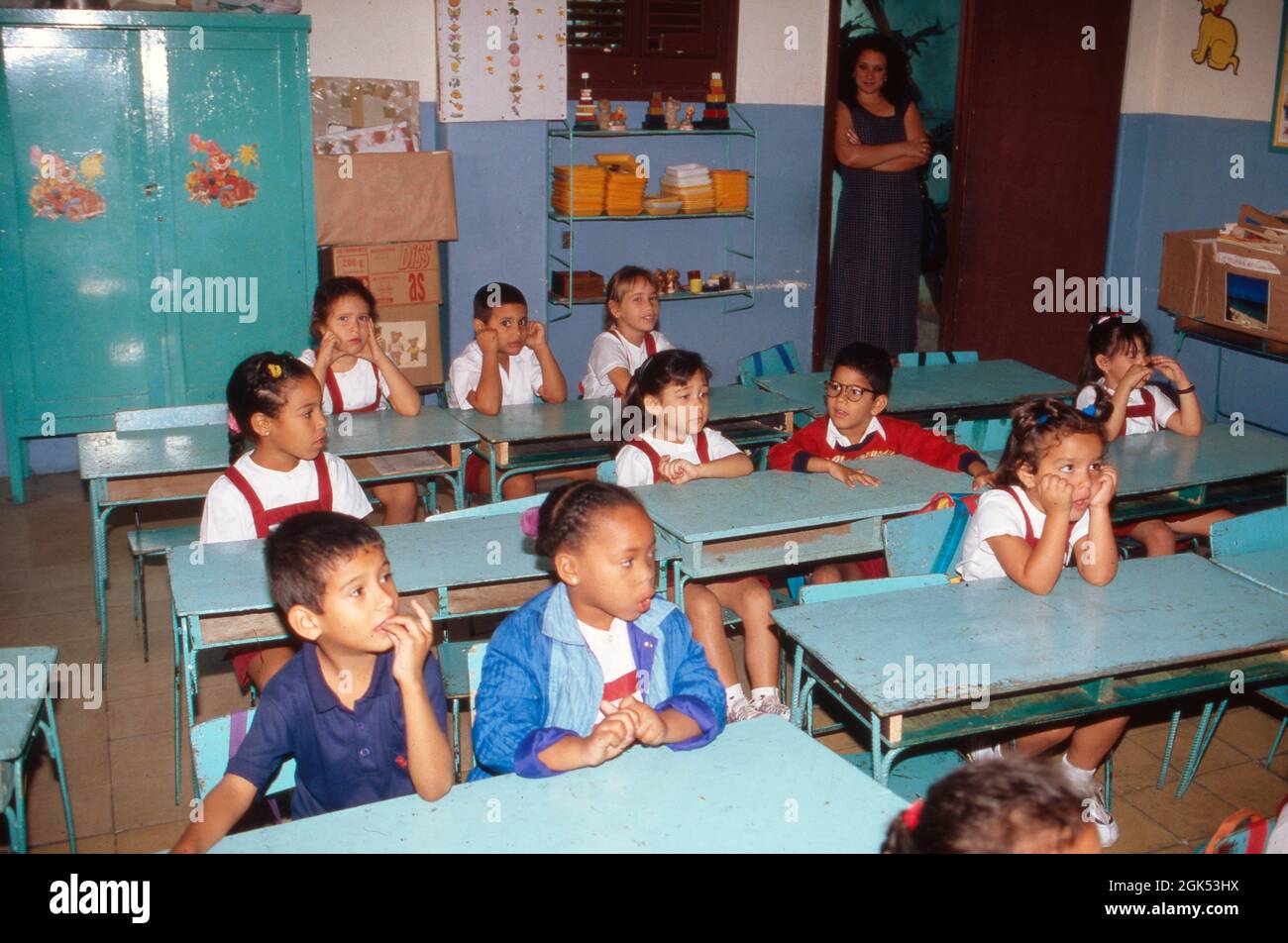 Vorschulklasse in einer Schule auf Kuba, 2000. Pre school class kids at Cuba, 2000. Stock Photo