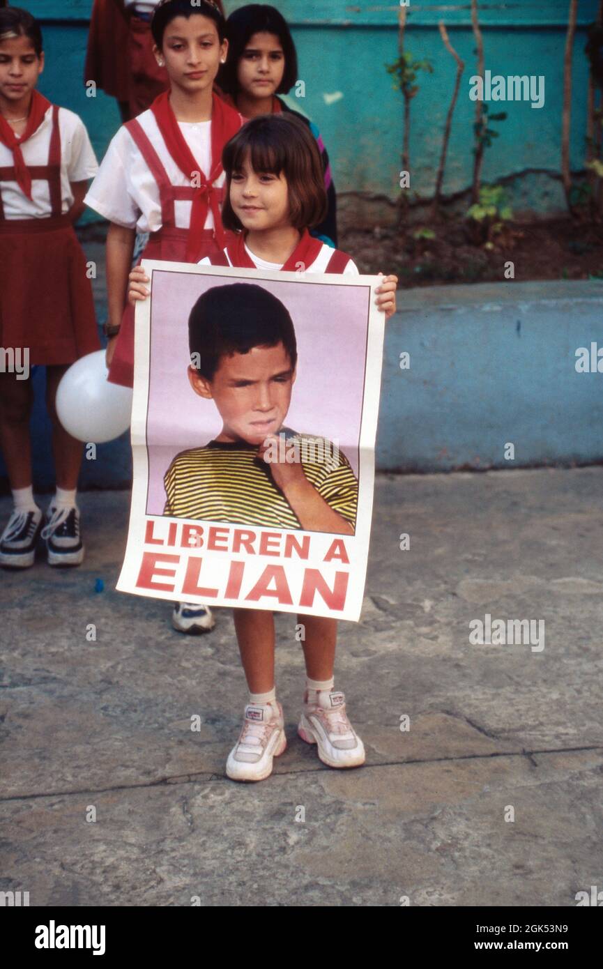 Mächen mit einem Plakat zur Herausgabe eines entführten Jungen auf Kuba, 2000. Girl with a display for the restitution of a boy at Cuba, 2000. Stock Photo