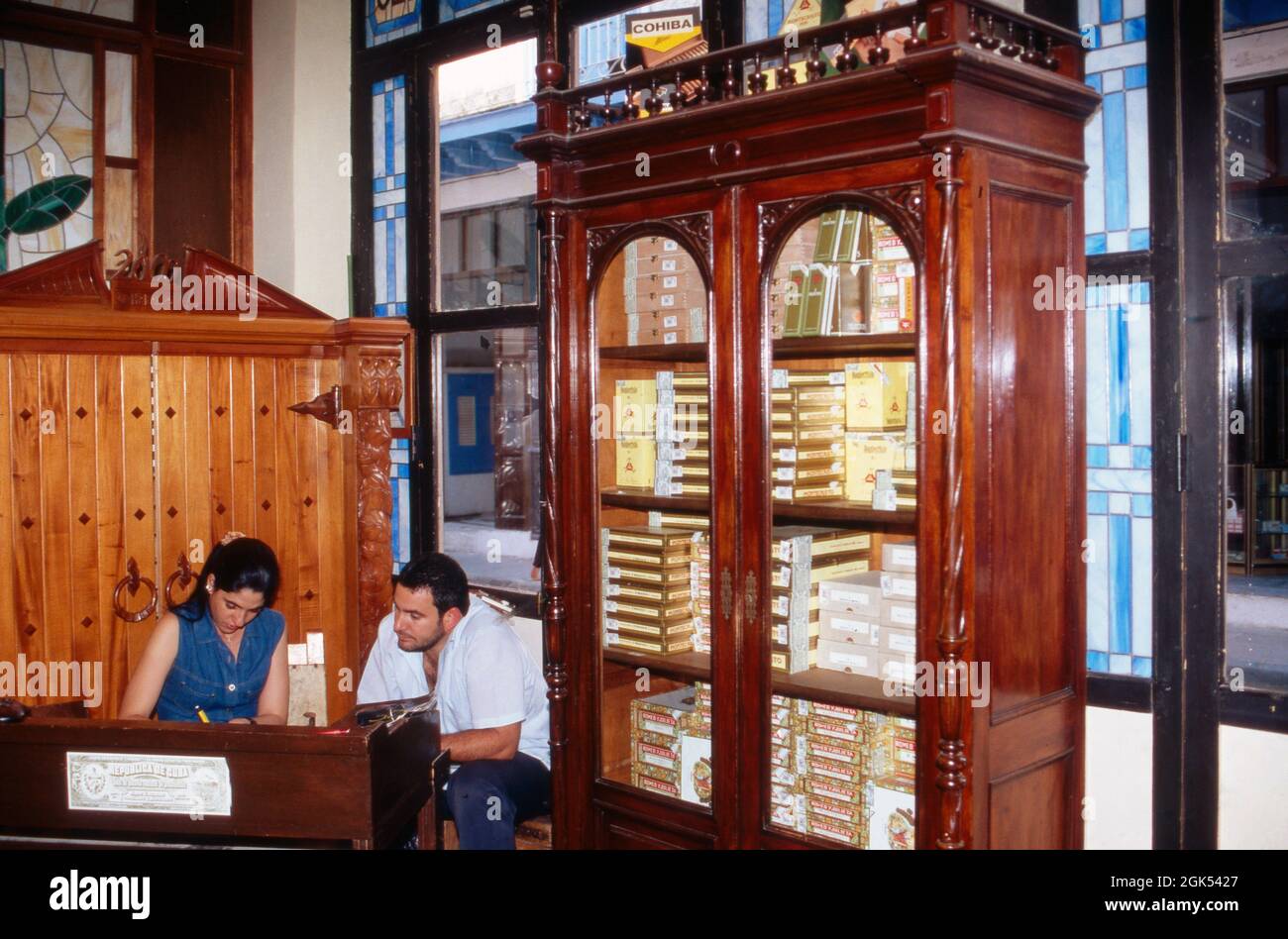 Schrank mit Zigarren in einem Zigarrengeschäft in Havanna auf Kuba, 2000. Cabinet with fine cigars in a cigar shop at Cuba, 2000. Stock Photo