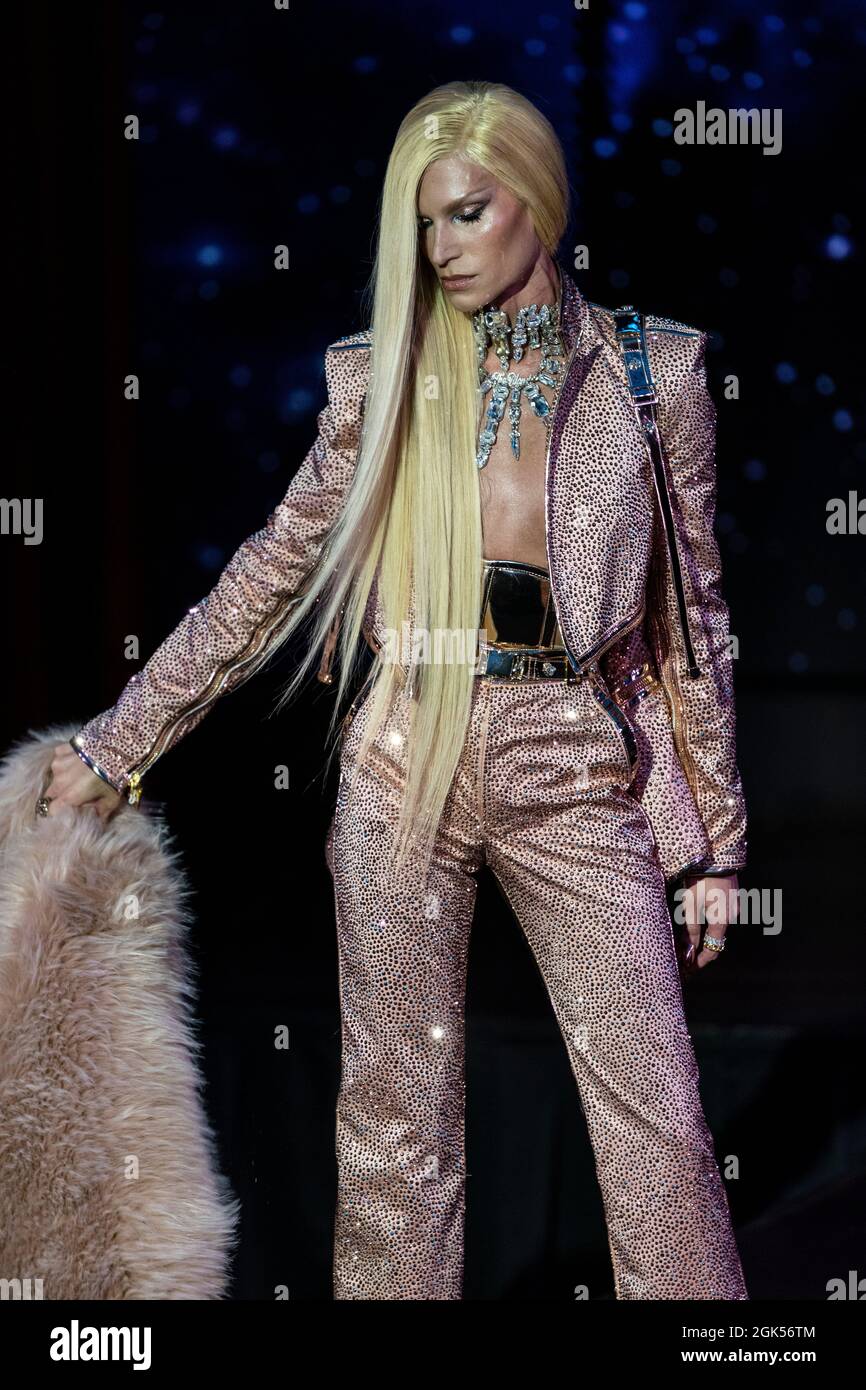 diameter horisont Forvirre New York, NY - September 12, 2021: Phillipe Blond walks runway at The  Blonds SS22 fashion show during New York Spring/Summer 2022 Fashoin week at  Edition hotel Stock Photo - Alamy