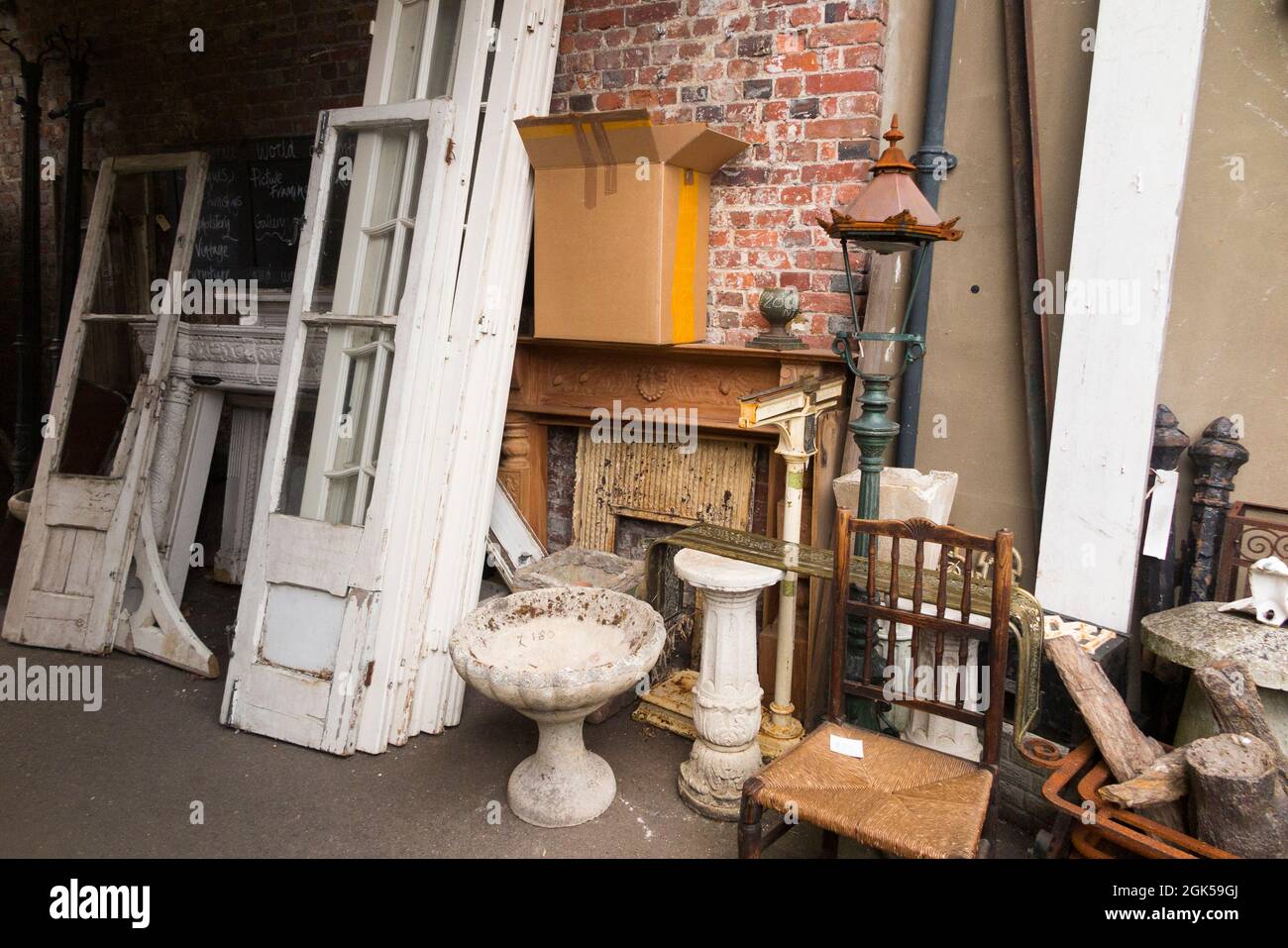 Antiques antique stall stalls hi-res stock photography and images 