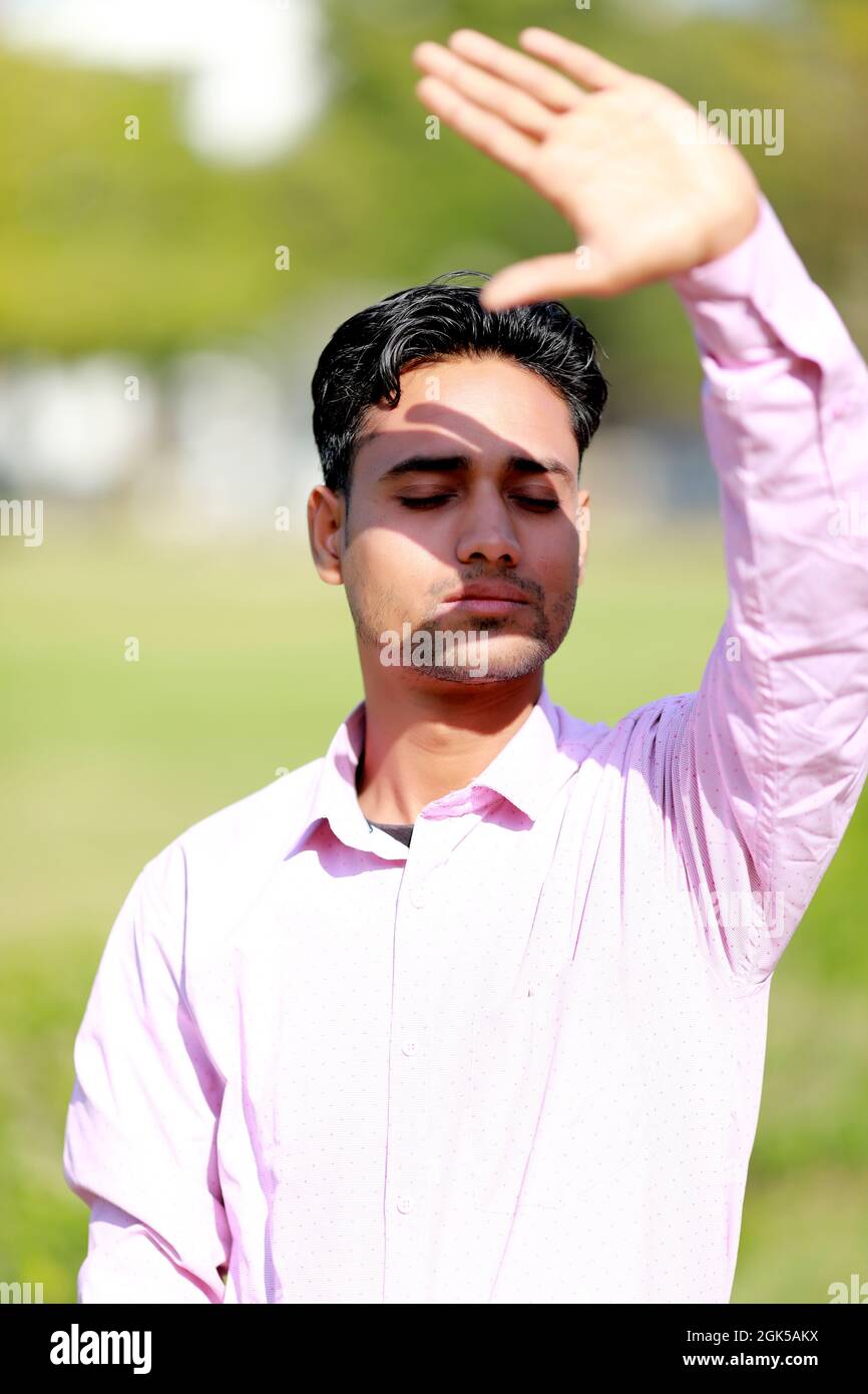 Hand blocking sunlight blocking hires stock photography and images Alamy