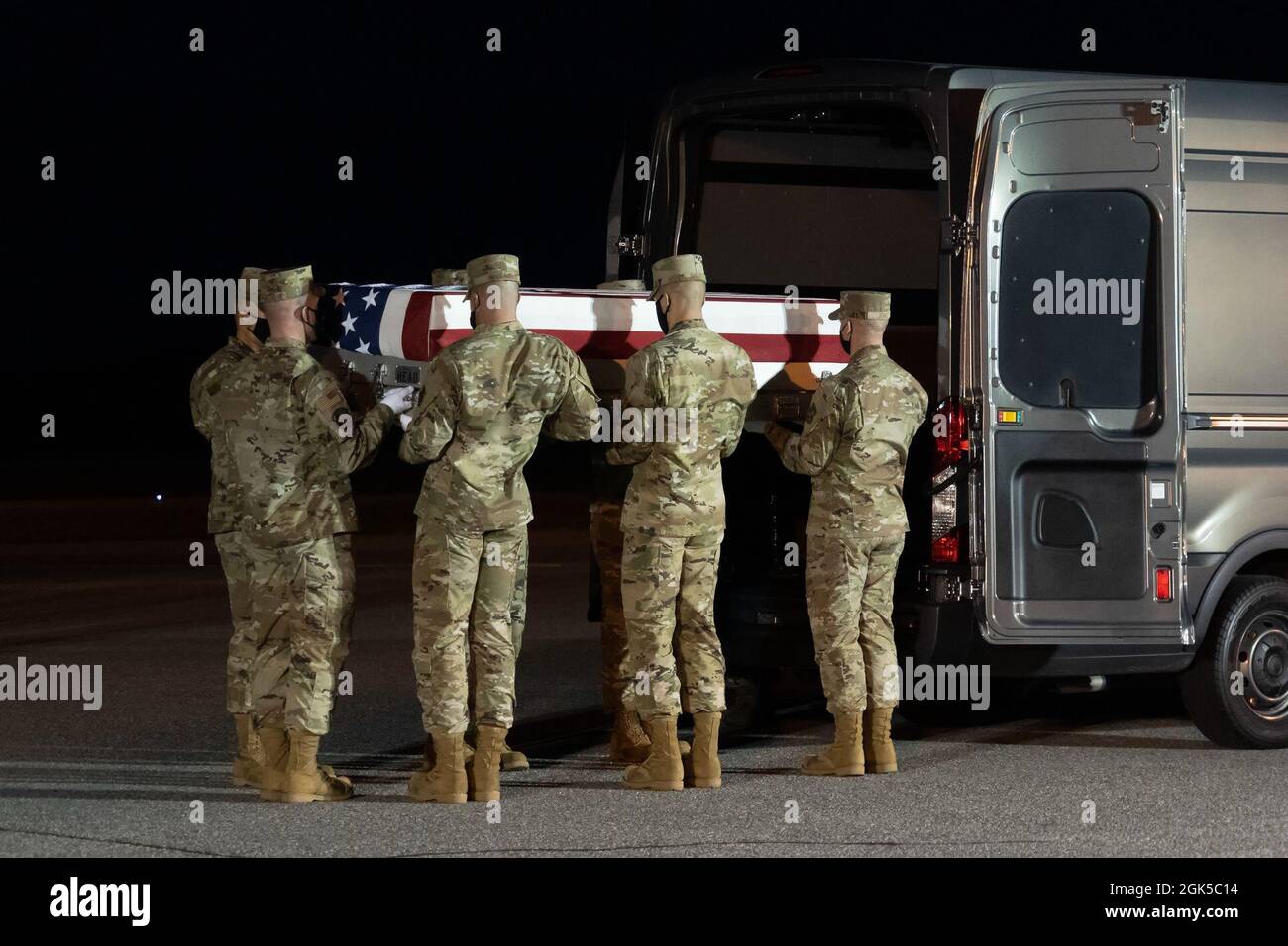 A U.S. Air Force carry team transfers the remains of Air Force Chief