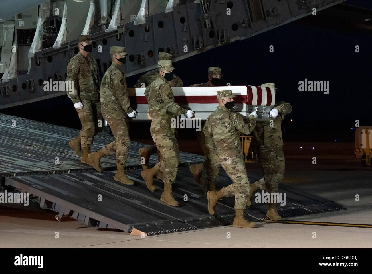 A U.S. Air Force carry team transfers the remains of Air Force Chief
