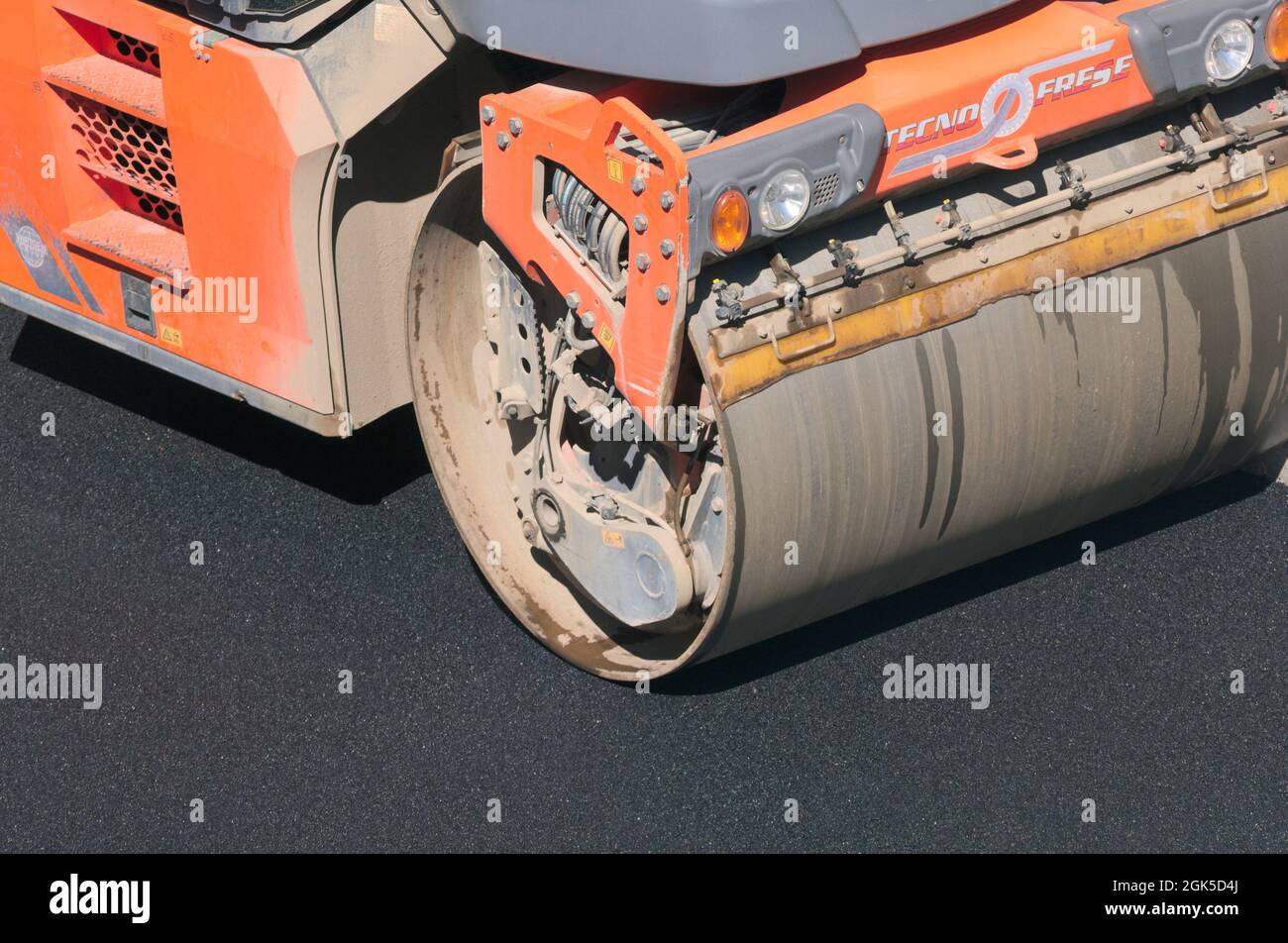 road roller machine compact fresh asphalt Stock Photo Alamy