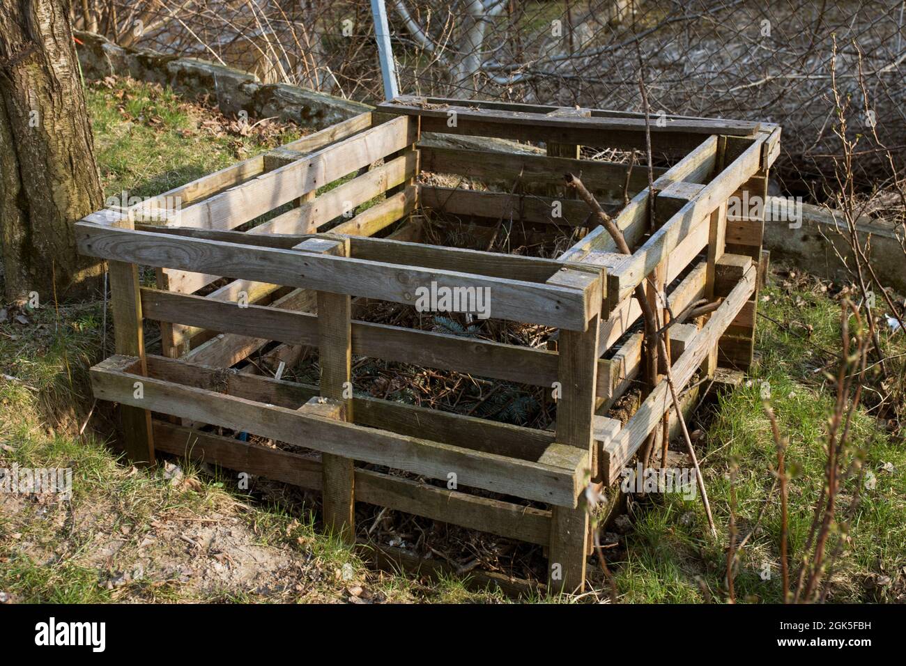 Pallet Compost Bin. Composter made og pallets in garden Stock Photo Alamy