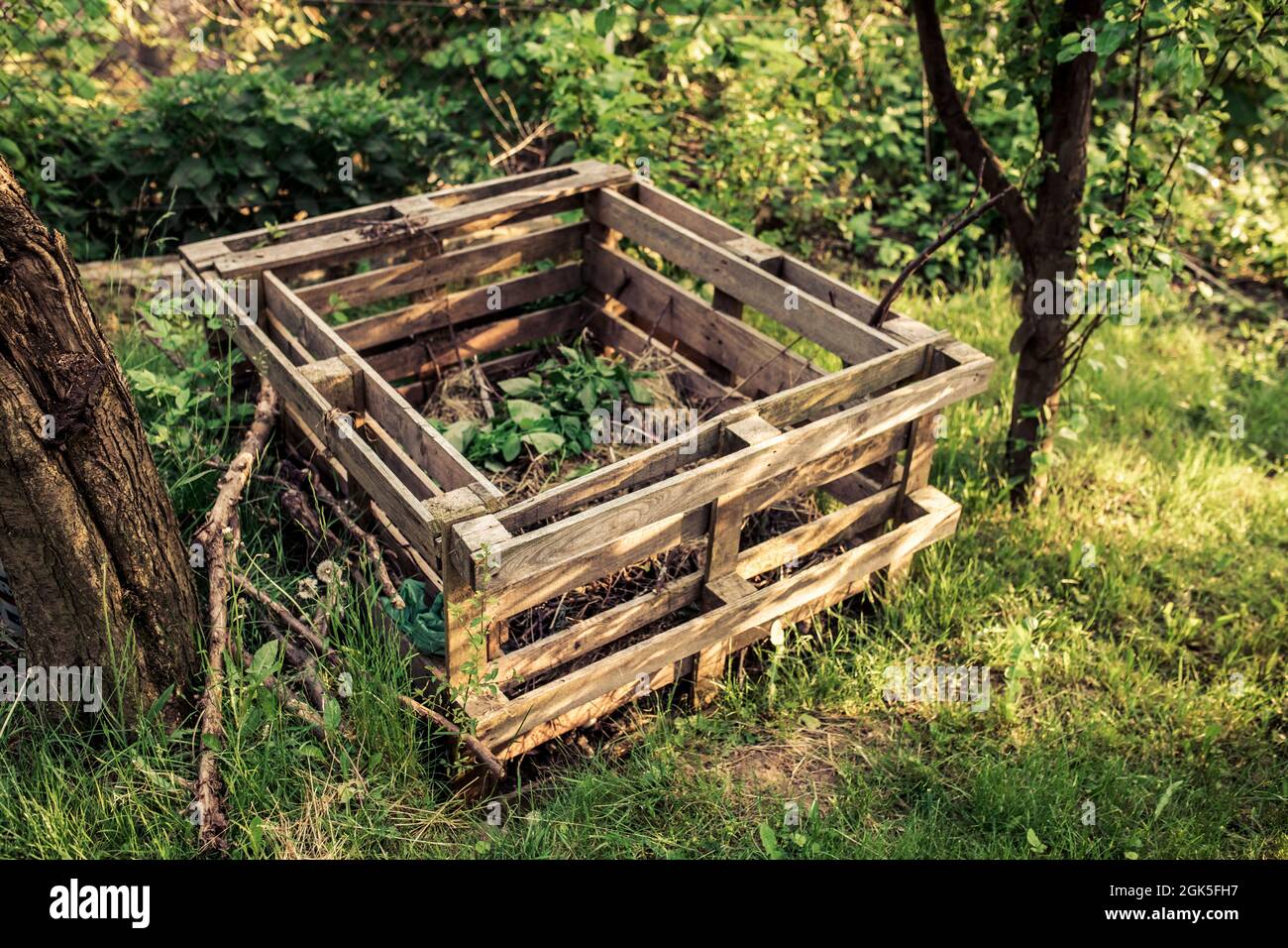 Pallet Compost Bin. Composter made og pallets in garden Stock Photo - Alamy