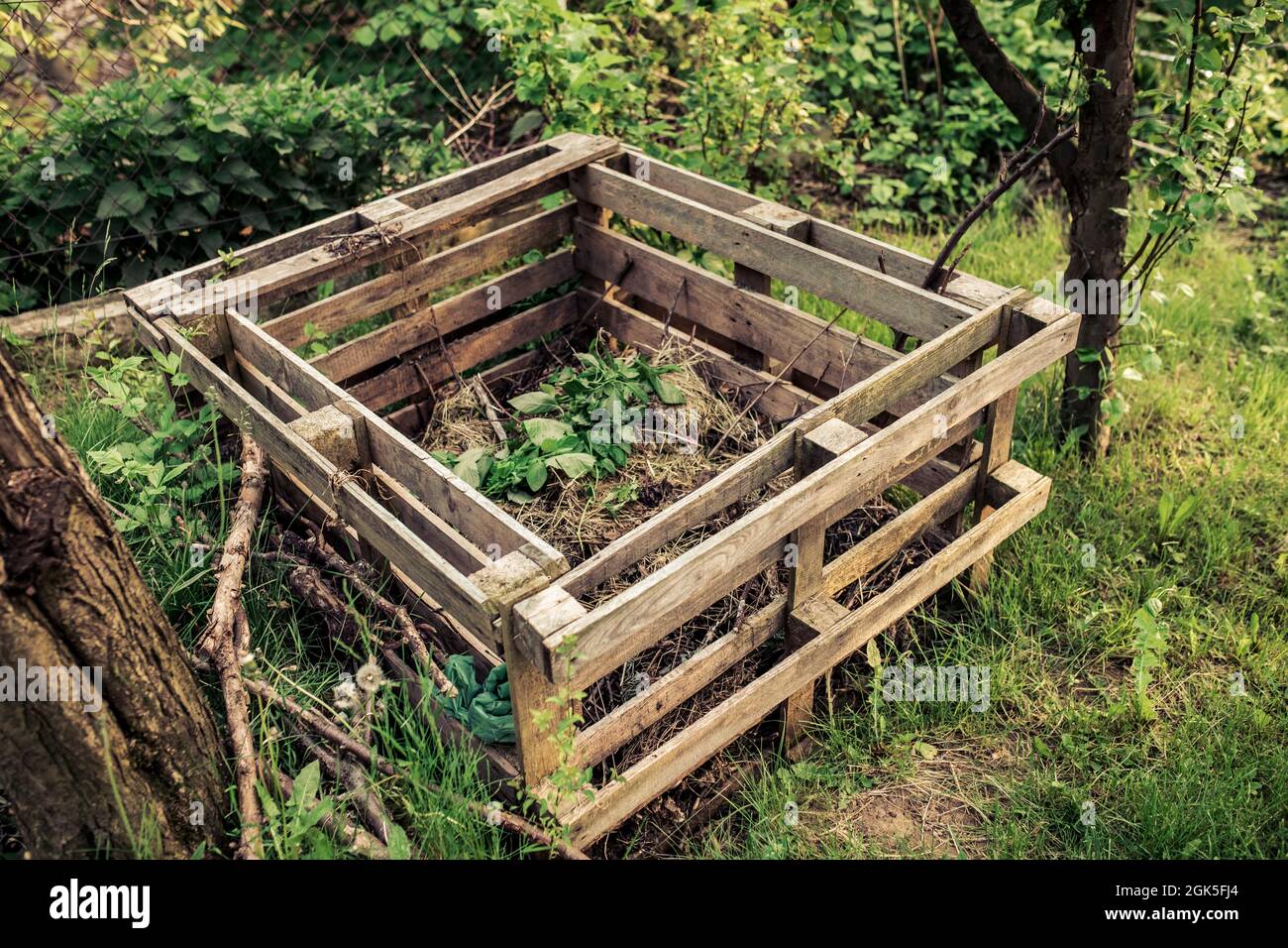 Pallet Compost Bin. Composter made og pallets in garden Stock Photo Alamy