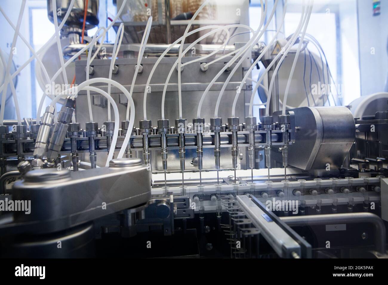Pharmaceutical industry, automatic filling of injectable syringes (pre ...