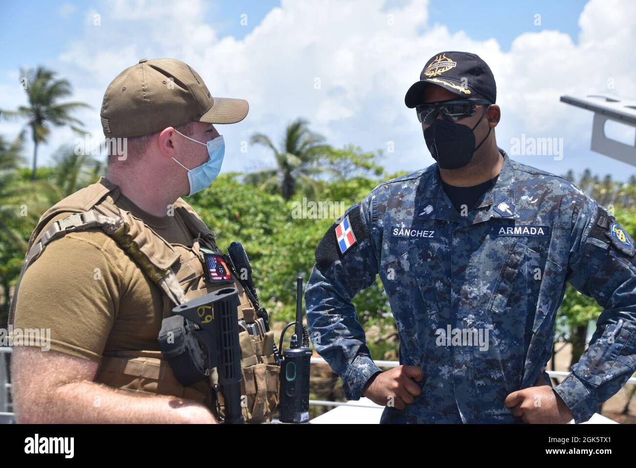 210810-N-N3764-0104  SANTO DOMINGO, Dominican Republic – (Aug. 10, 2021) – Chief Master-at-Arms Michael Maglicco and commander of the Dominican Republic Comandos Anfibios unit discuss the integrated Tactical Team Movement (TTM) training conducted with members of the Comandos Anfibios unit and Expeditionary Security Team (EST) aboard the Spearhead-class expeditionary fast transport ship USNS Burlington (T-EPF-10), Aug. 10, 2021. Burlington is deployed to the U.S. 4th Fleet area of operations to support conducting expeditionary maintenance to deployed littoral combat ships operating in the regio Stock Photo