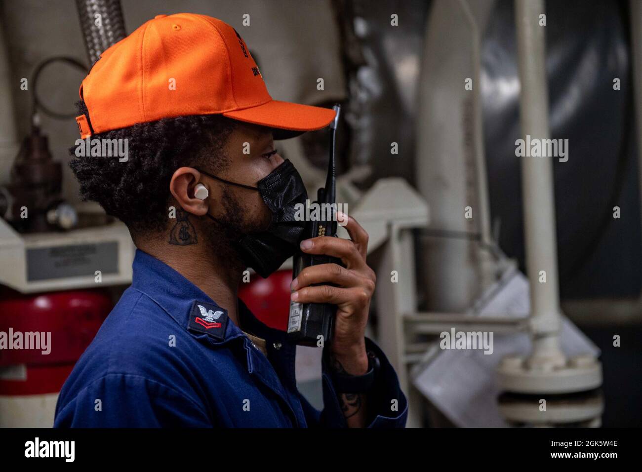 210810-N-LP924-1049 PACIFIC OCEAN (Aug. 10, 2021) Gas Turbine Systems Technician (Mechanical) 2nd class Quentin Brittian, a native of Atlanta, uses a radio to communicate during a training event aboard Arleigh Burke-class destroyer USS Michael Murphy (DDG 112), Aug. 10, 2021. Murphy is currently underway conducting routine operations in U.S. Third Fleet. Stock Photo