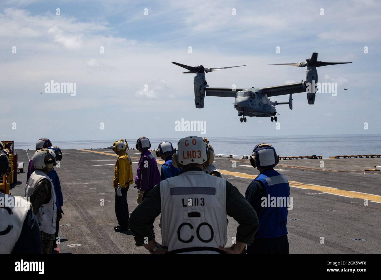 A U.S. Marine Corps Osprey transporting the U.S. Secretary of the Navy Carlos Del Toro, U.S. Representative Rob Wittman (R-VA), and U.S. Navy Adm. Michael Gilday, Chief of Naval Operations, lands on the USS Kearsarge during Large Scale Exercise (LSE) 2021, off the coast of North Carolina, Aug. 10, 2021. II Marine Expeditionary Force is a maritime force inextricably linked to our Navy partners in U.S. 6th and 2nd Fleets, creating mutual interdependence with our Fleet counterparts leverages our collective capabilities and increases maritime lethality. LSE 2021 merges live and synthetic training Stock Photo
