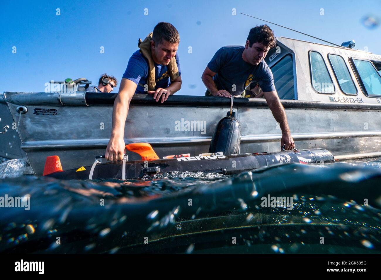 Navy Diver 2nd Class Chris Costa and Navy Diver 2nd Class Brandon Barreto, both assigned to Mobile Diving Salvage Unit (MDSU) 2, deploy a MK-18 Mod 1 unmanned underwater vehicle Stock Photo