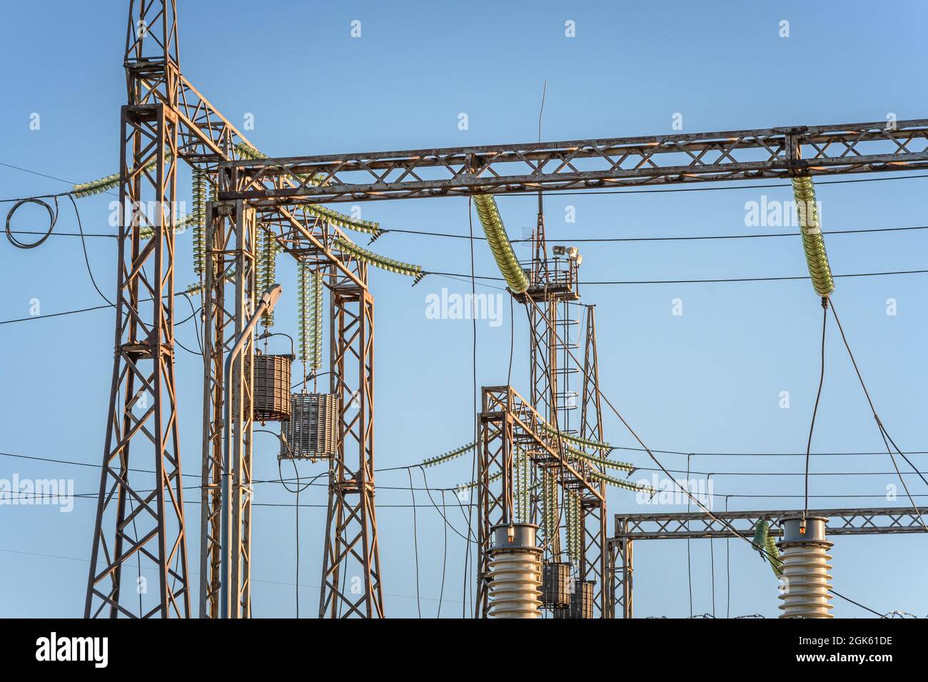 Highvoltage power lines with wave trap or highfrequency stopper