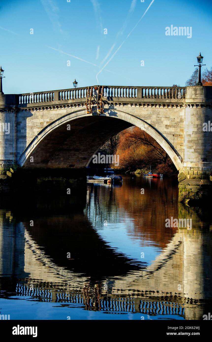 Tree arch over river hi-res stock photography and images - Alamy