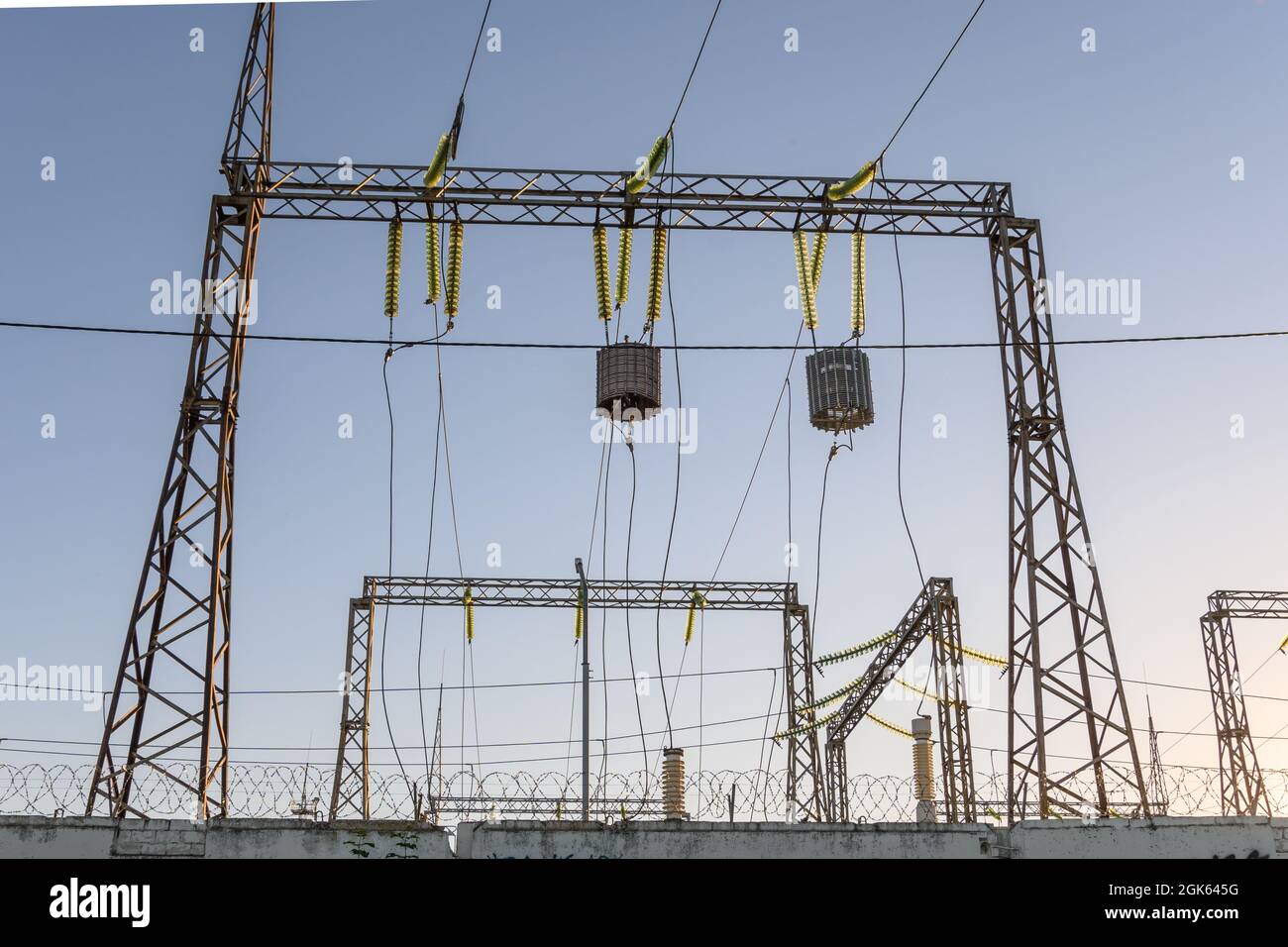 Highvoltage power lines with wave trap or highfrequency stopper