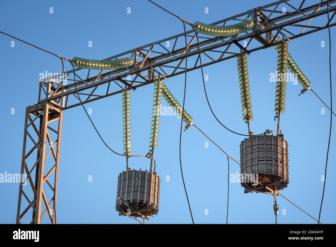 Highvoltage power lines with wave trap or highfrequency stopper